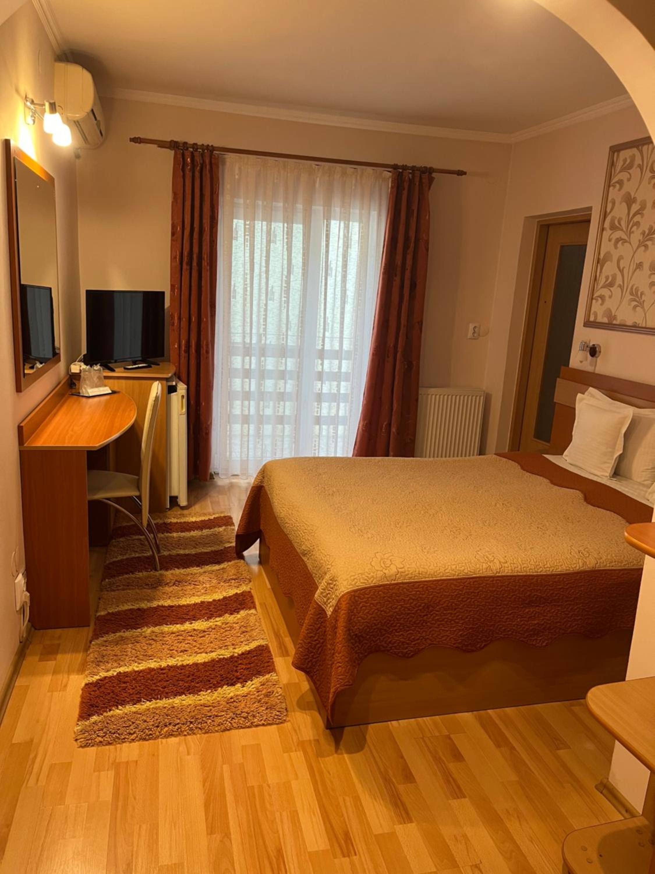 Economy Double Room (no view) photo 2