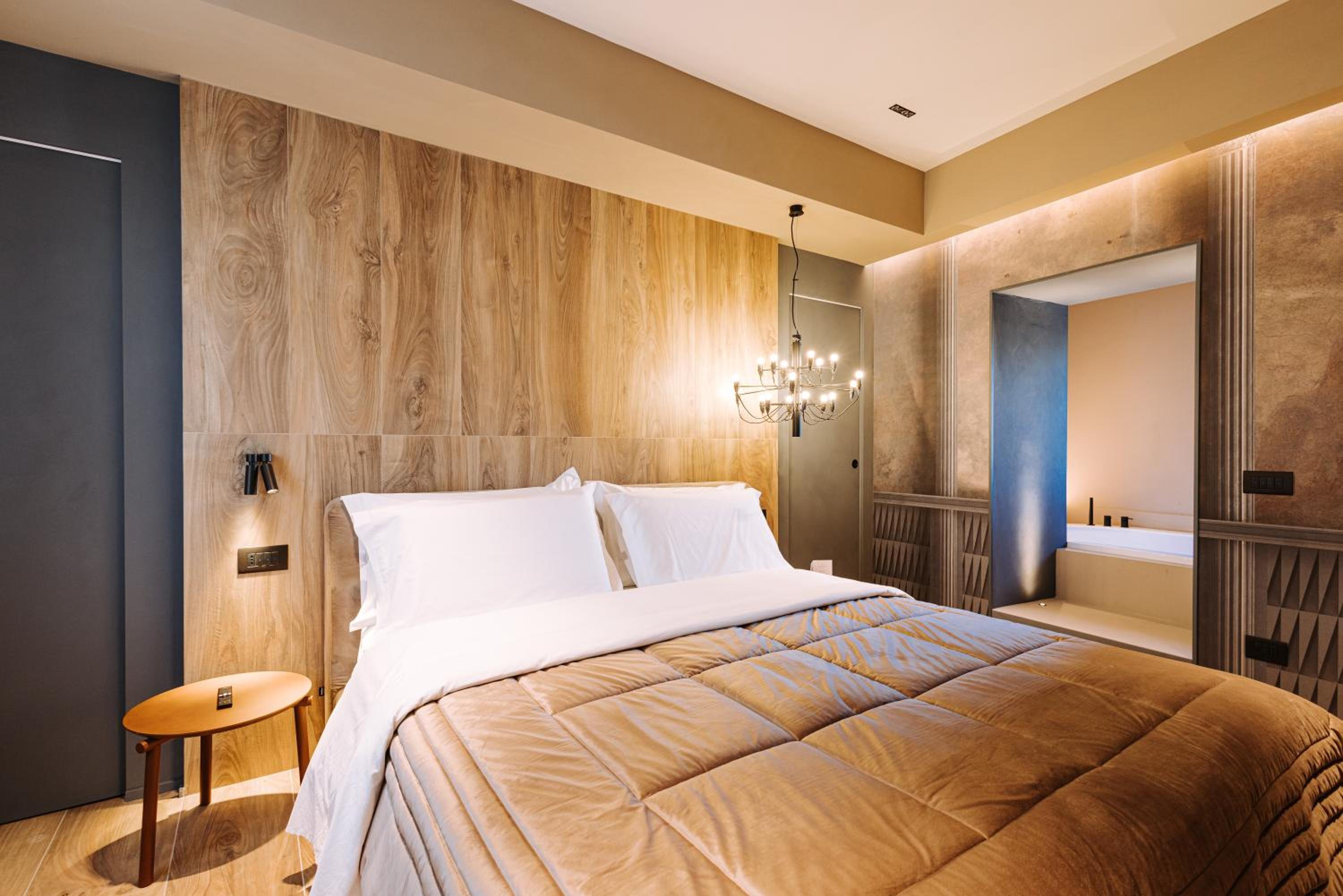 Queen Room with Spa Bath