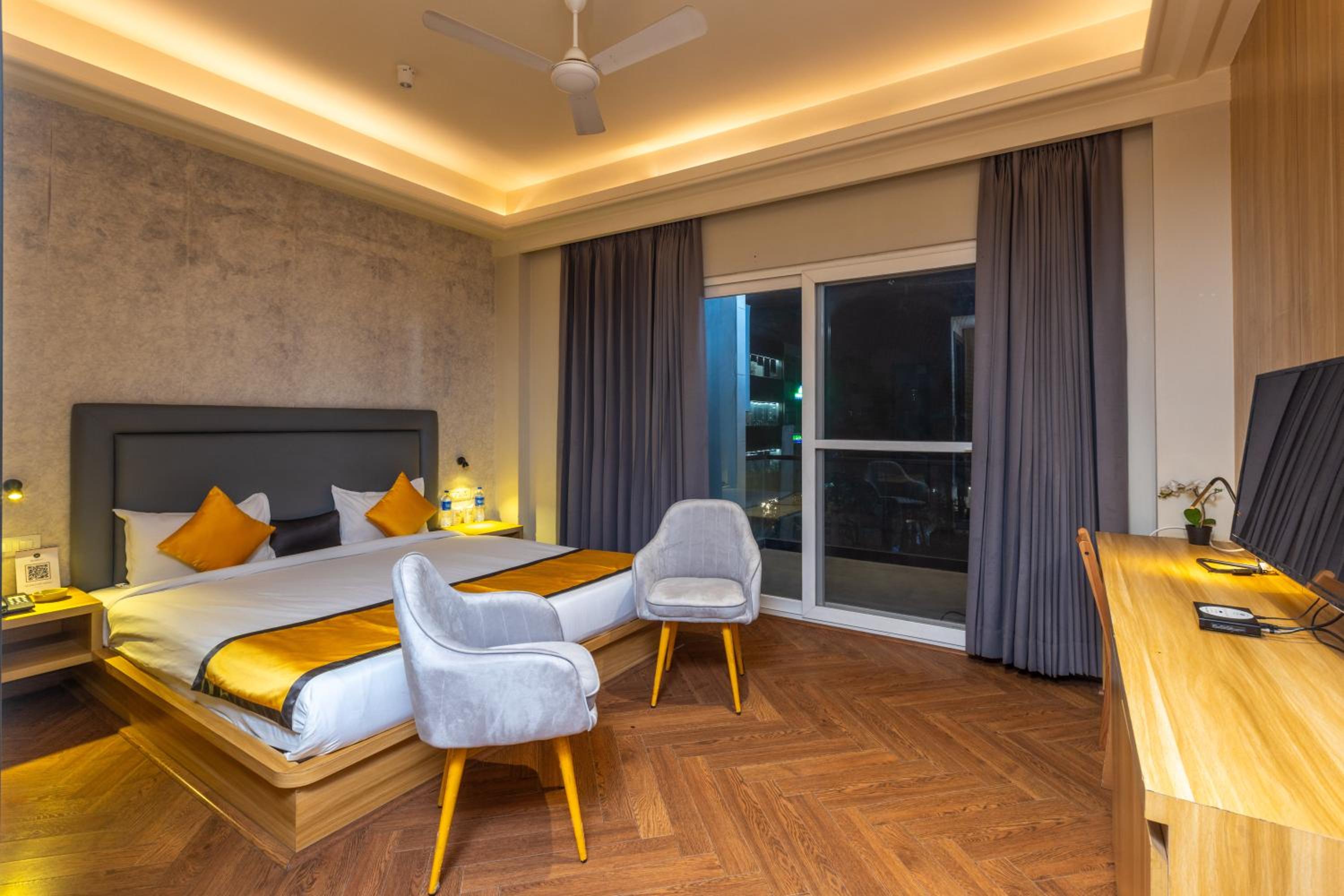 Deluxe Double Room with Balcony with 10% discount on food - Photo 1
