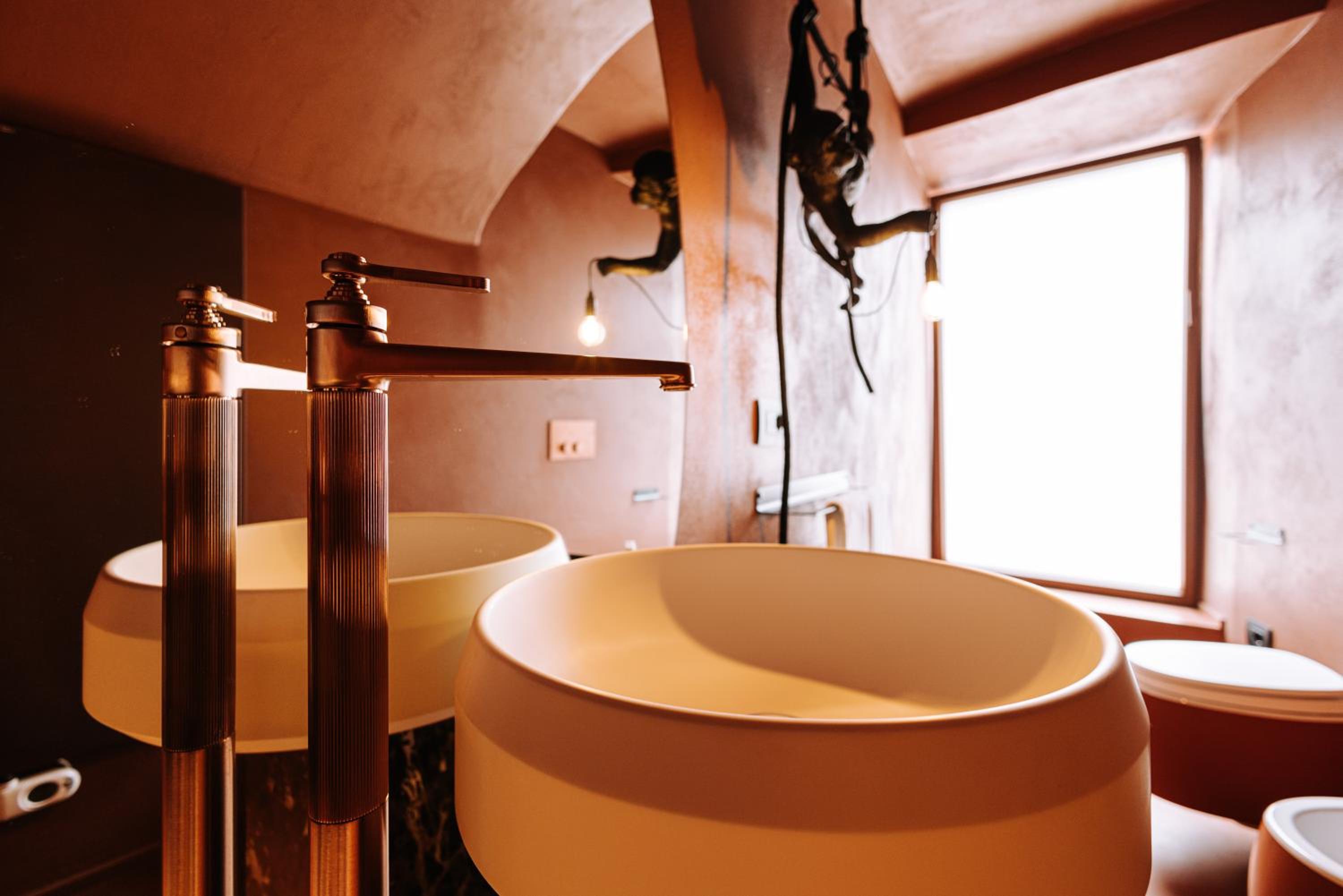 Deluxe Queen Room - Photo 23