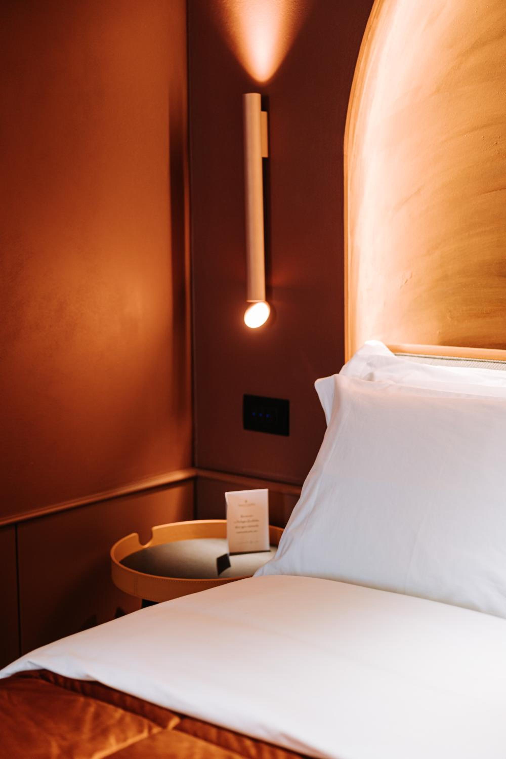 Deluxe Queen Room - Photo 11