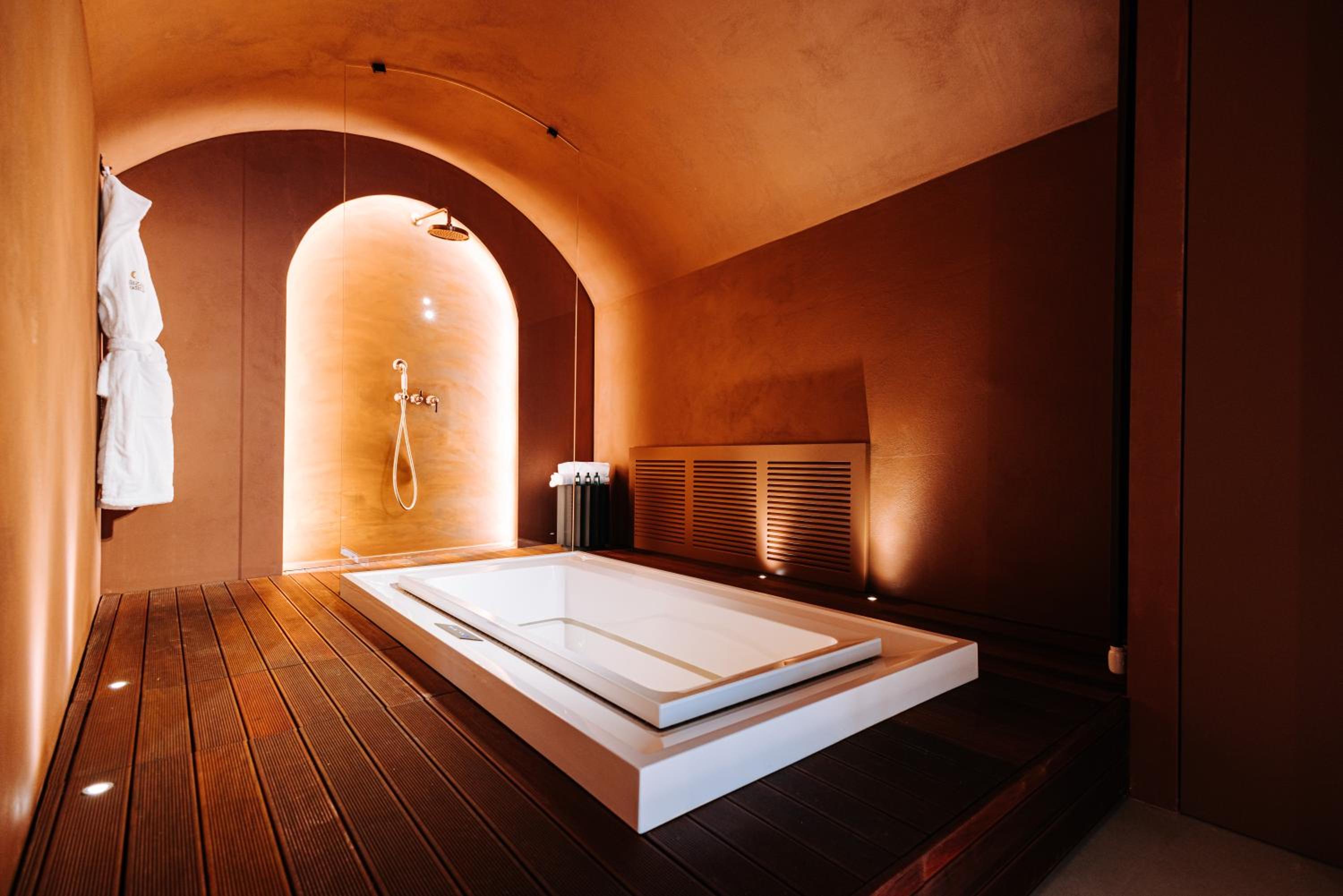 Deluxe Queen Room - Photo 17