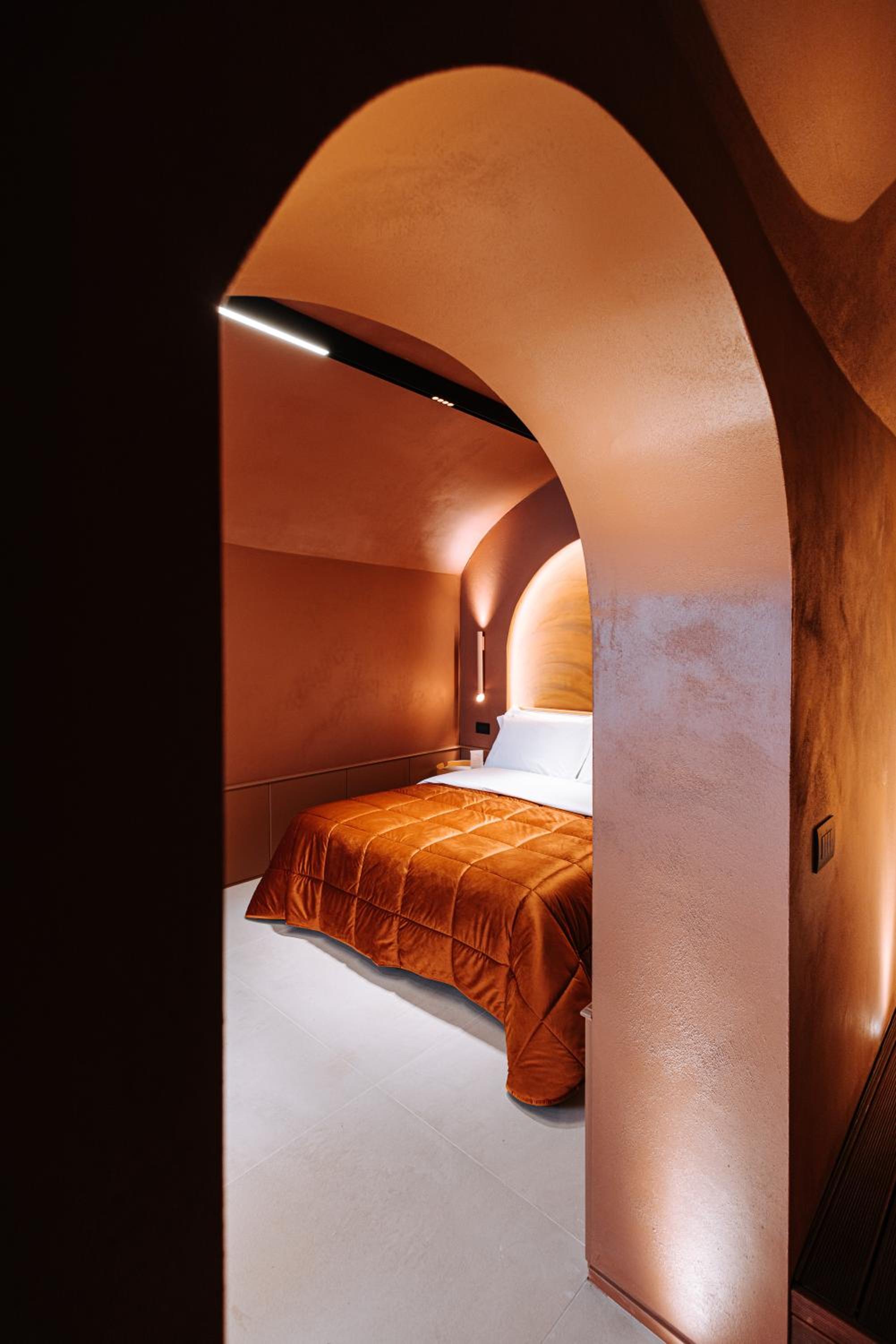 Deluxe Queen Room - Photo 10