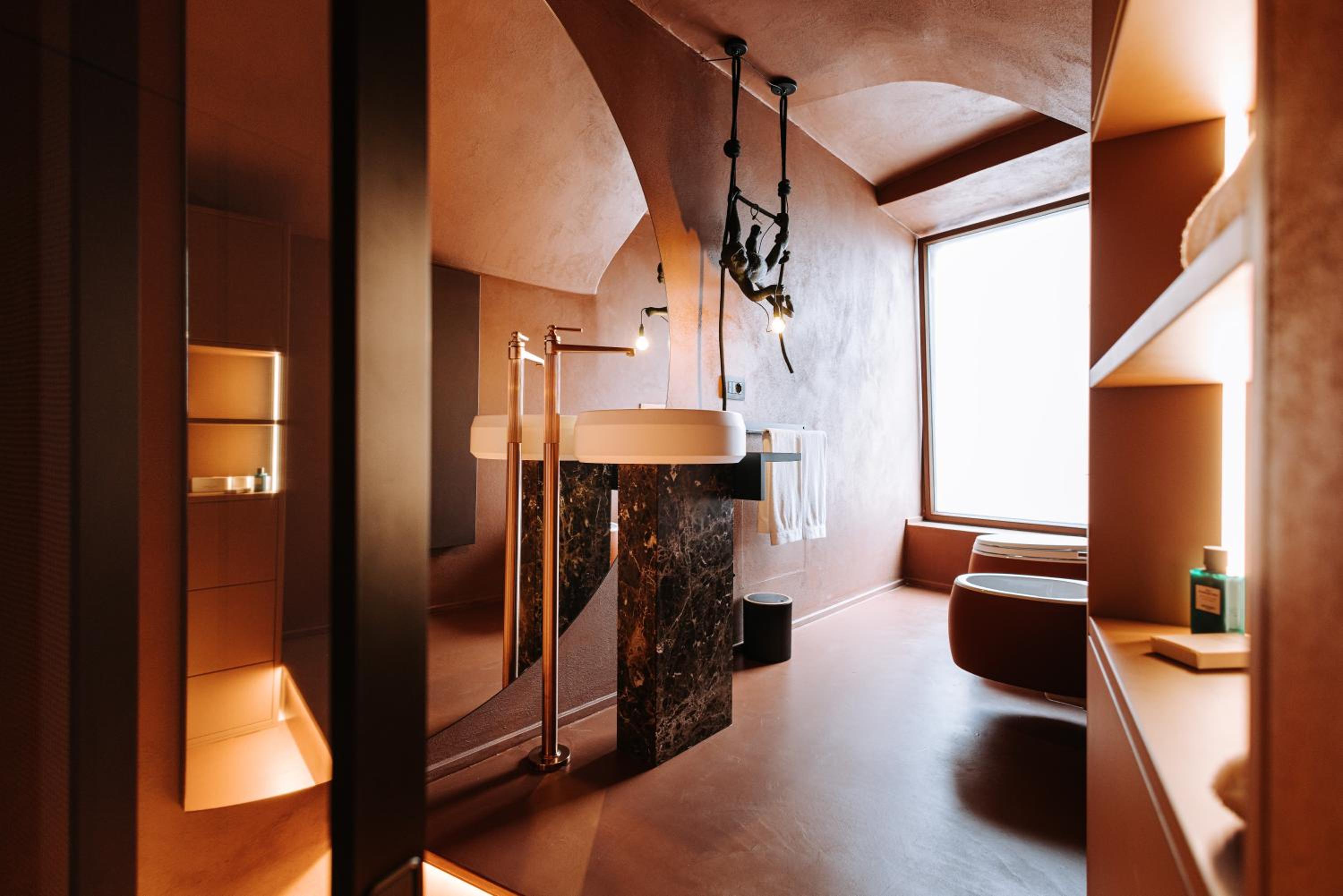 Deluxe Queen Room - Photo 12