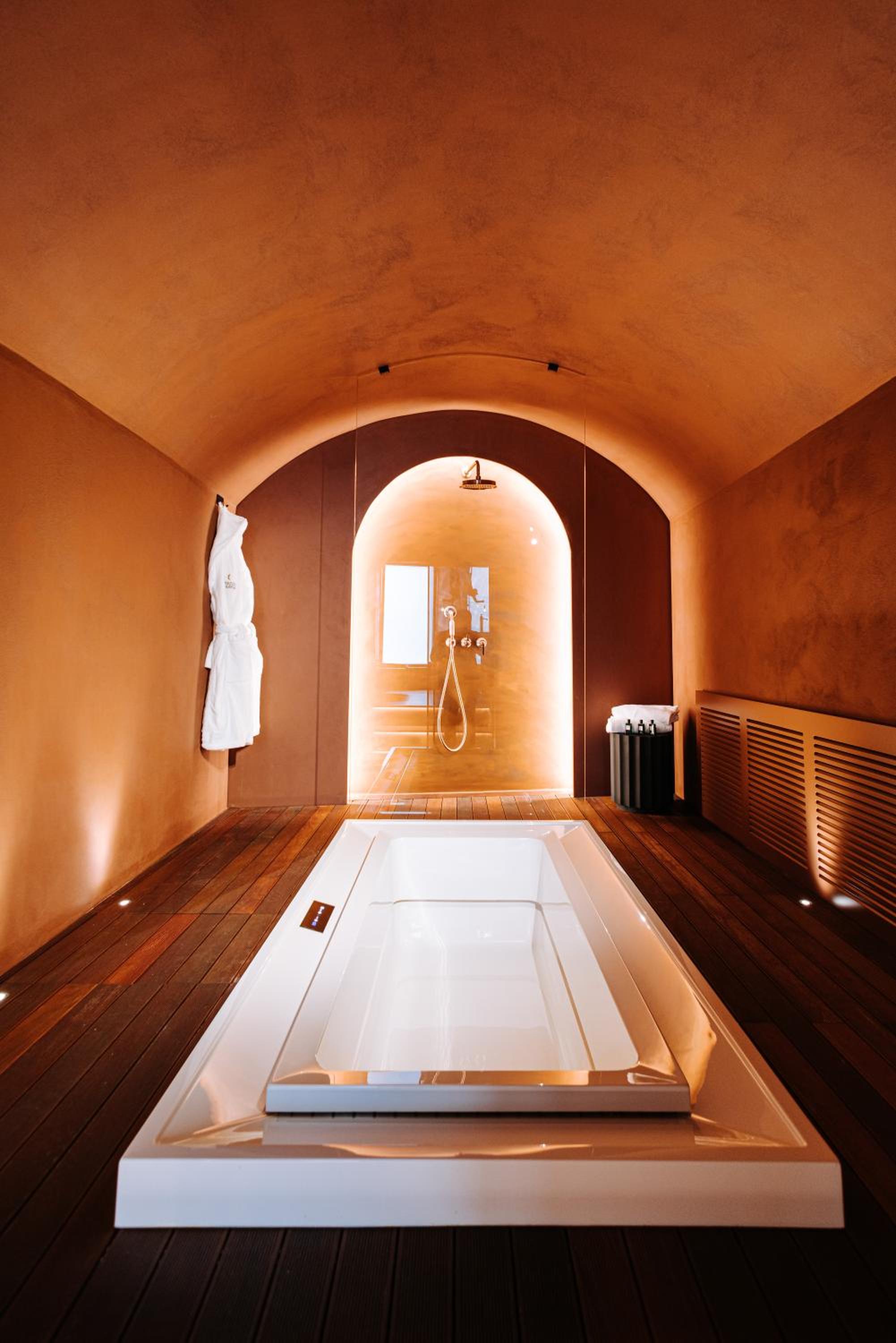 Deluxe Queen Room - Photo 27
