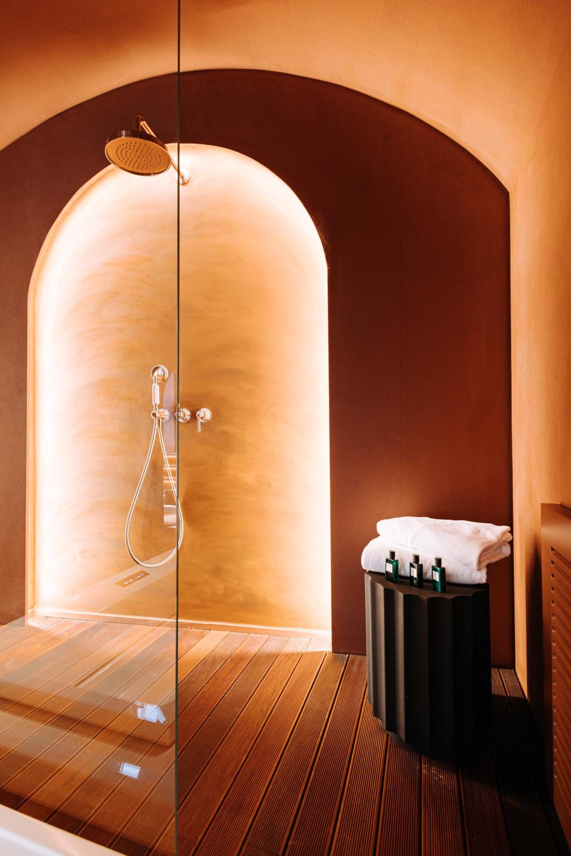 Deluxe Queen Room - Photo 9
