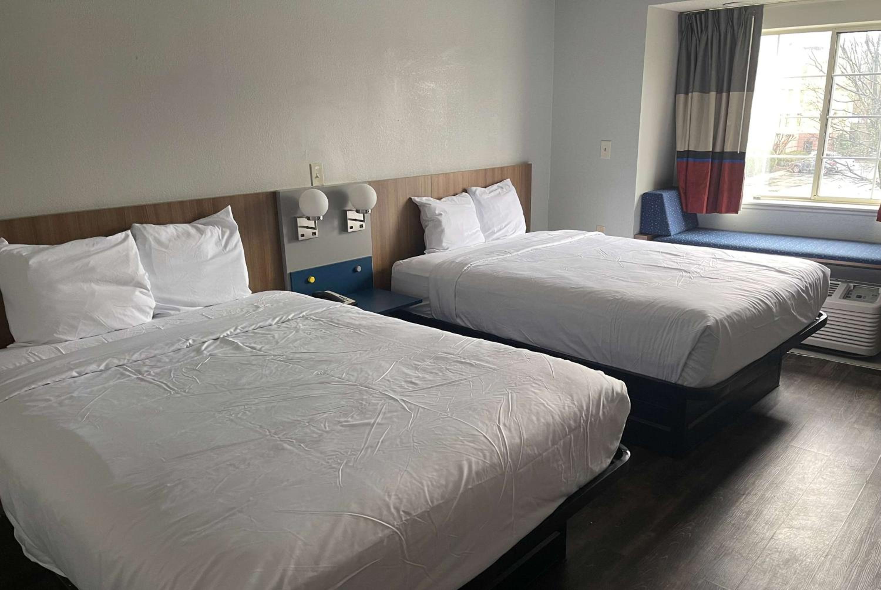 Queen Room with Two Queen Beds - Non-Smoking - Photo 1
