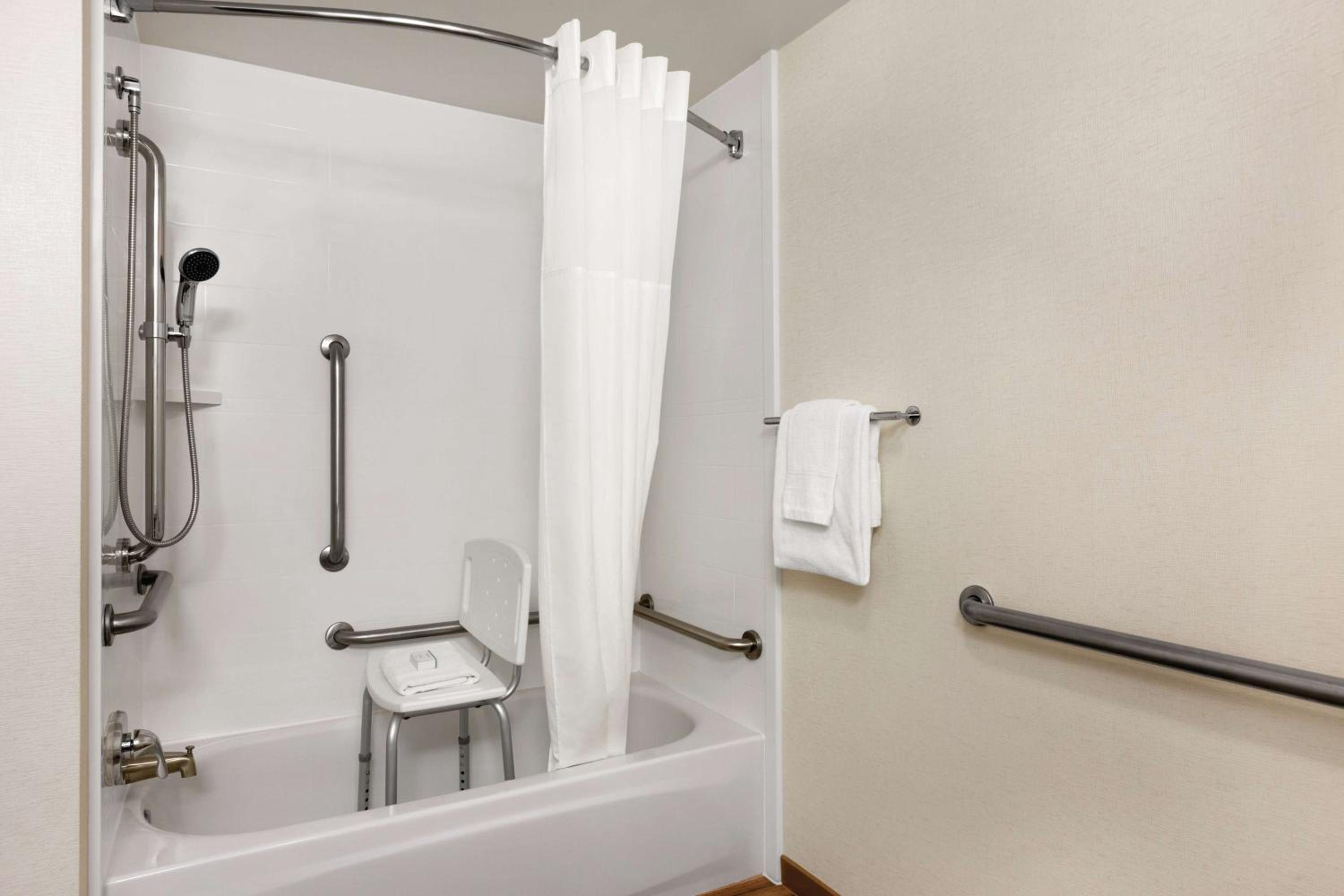 Queen Room with Two Queen Beds - Mobility/Hearing Accessible with Bathtub - Non-Smoking thumbnail 6