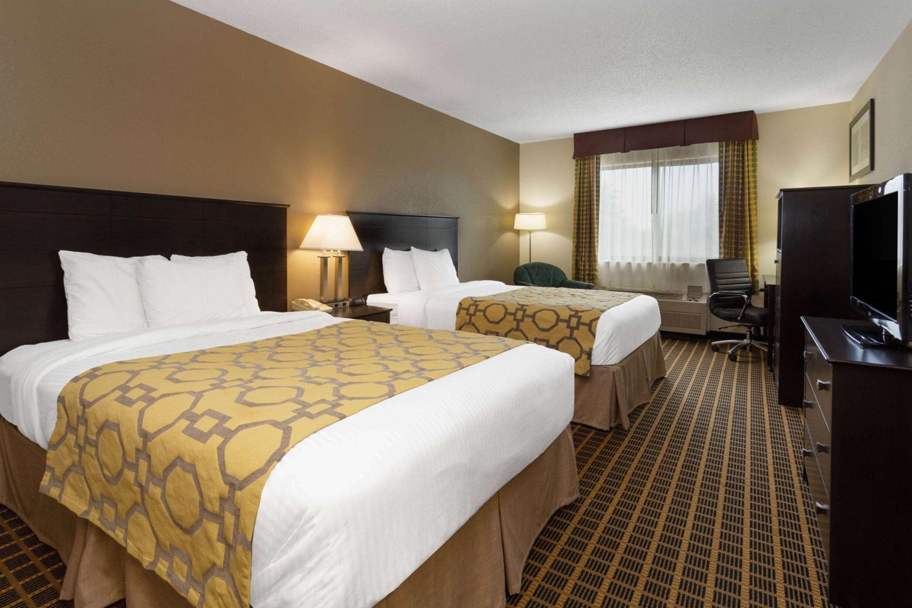 Queen Room with Two Queen Beds - Non-Smoking - Photo 3