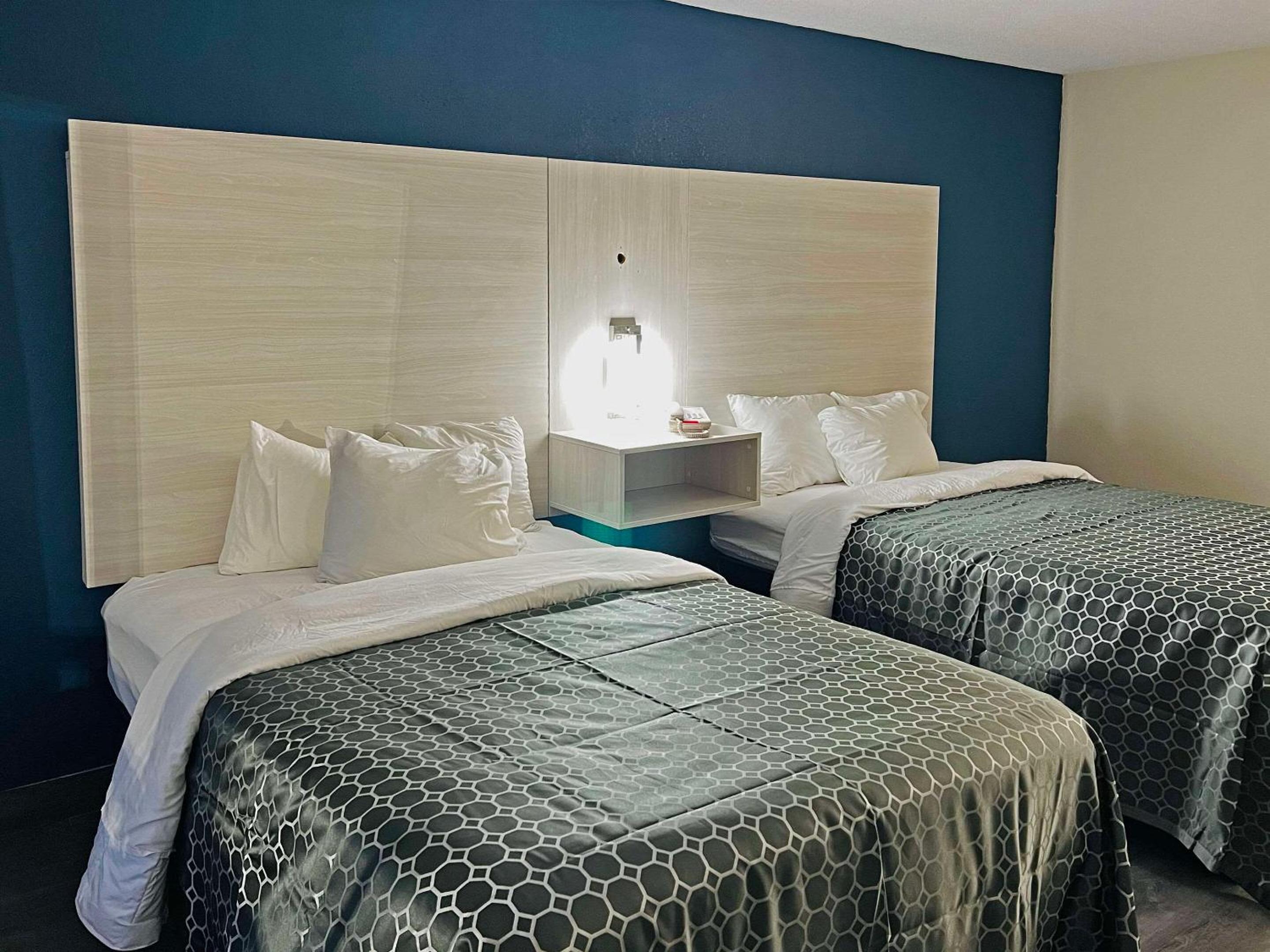 Double Room with Two Double Beds - Smoking - Photo 2