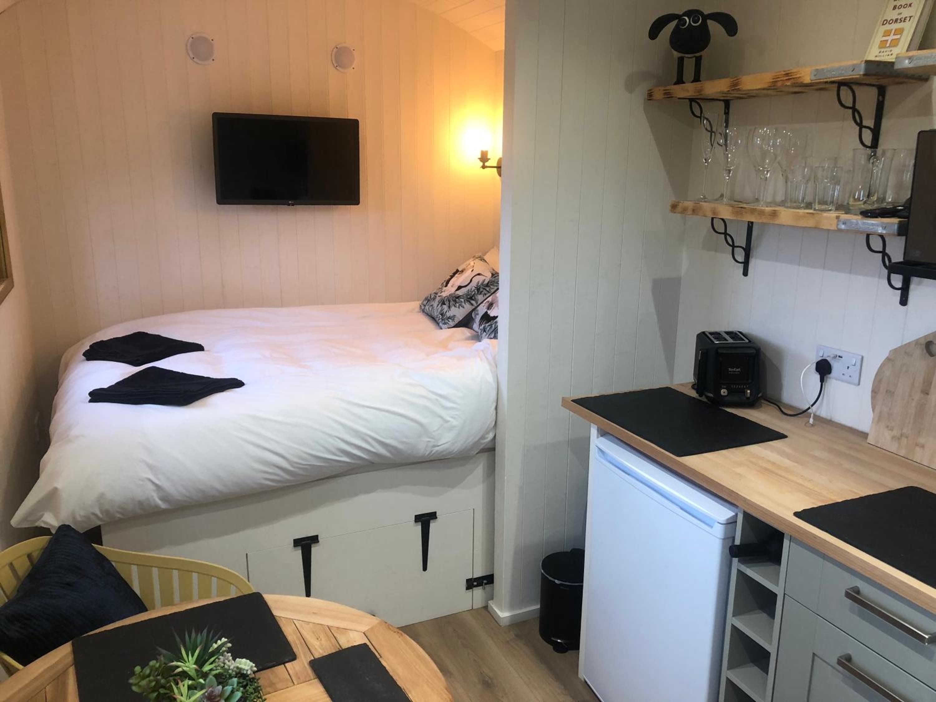 One-Bedroom House photo 1