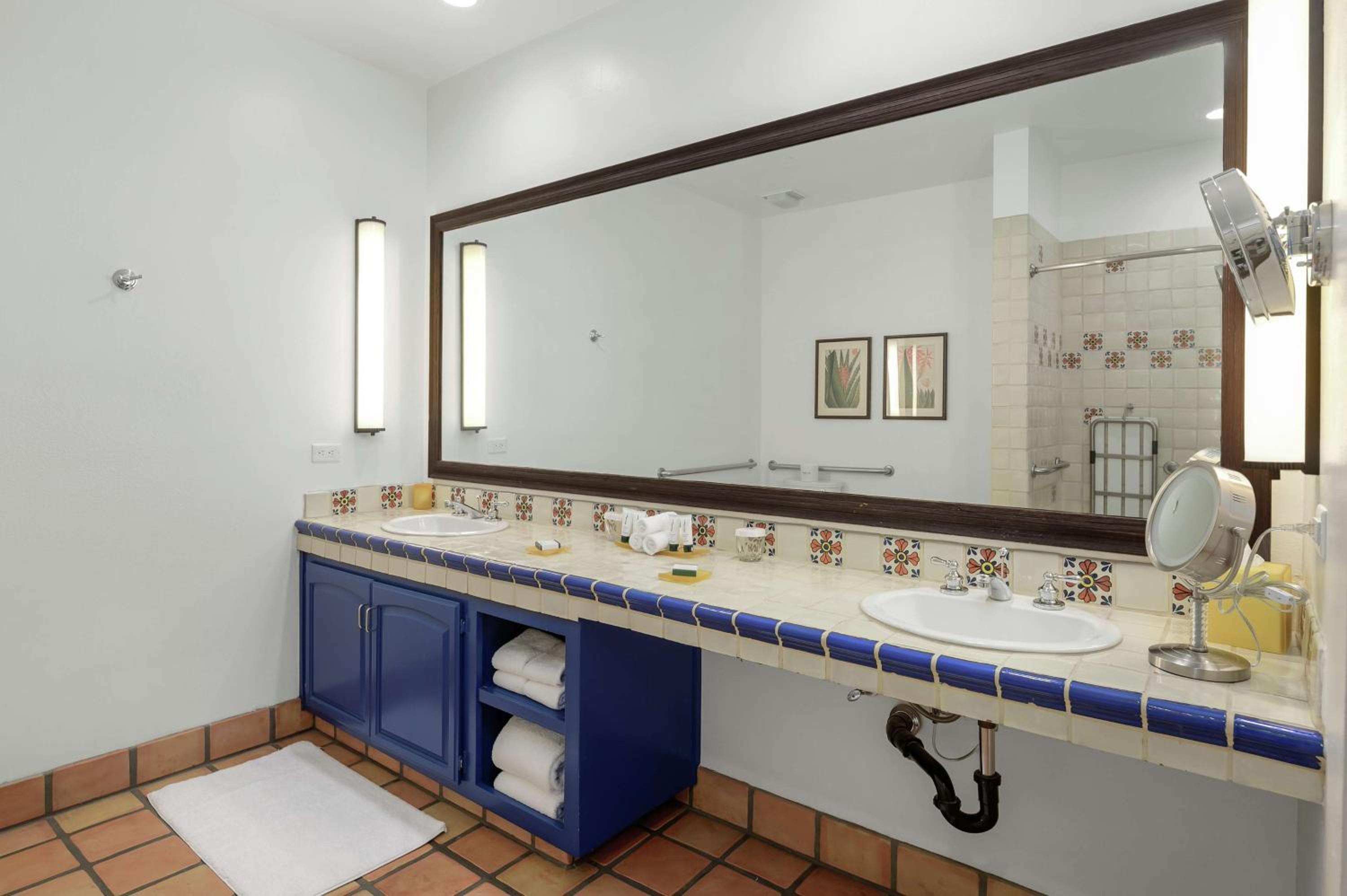 Resort 2 Queen - Mobility Accessible Bathtub - Photo 4