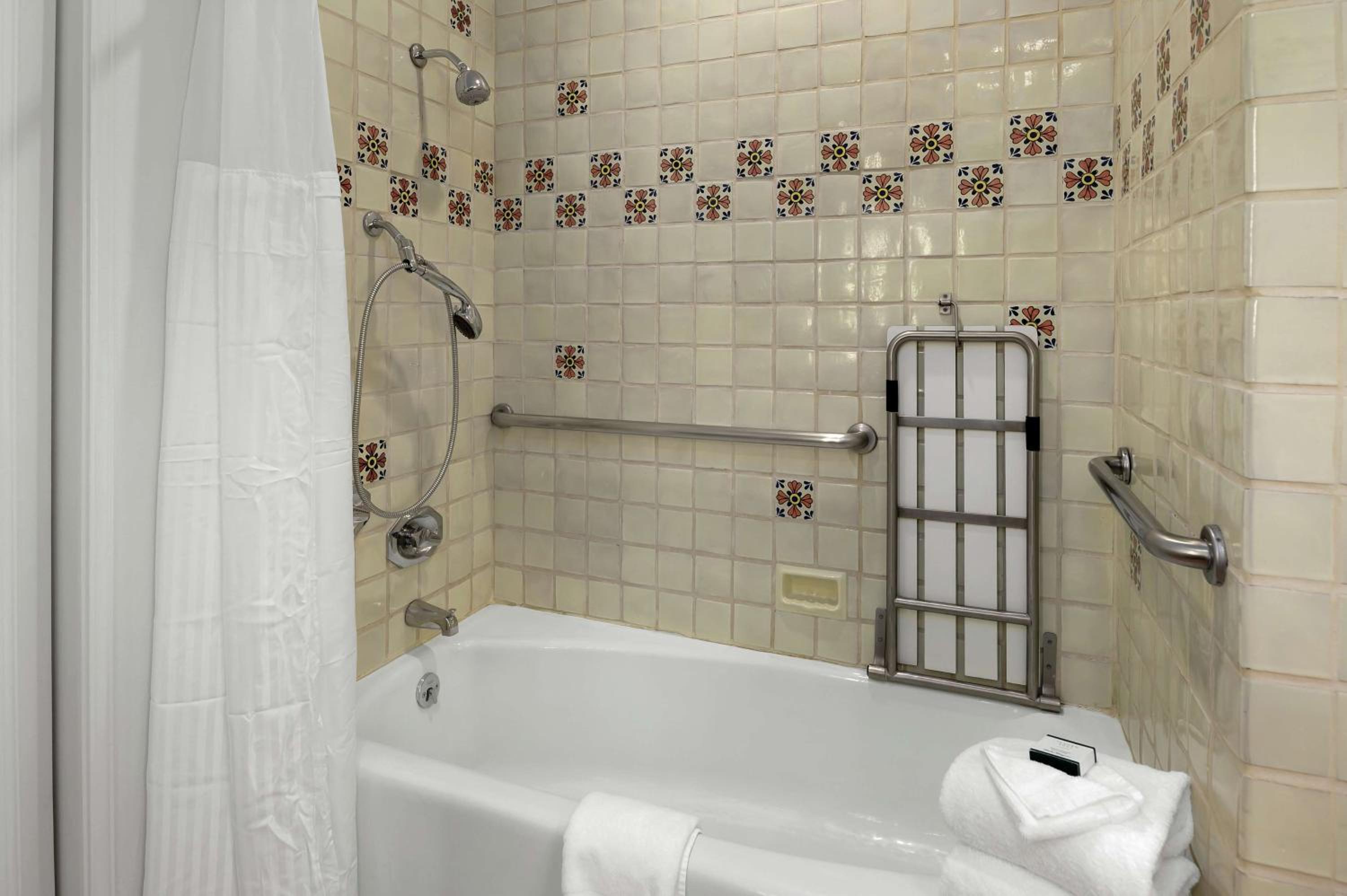 Resort 2 Queen - Mobility Accessible Bathtub - Photo 3