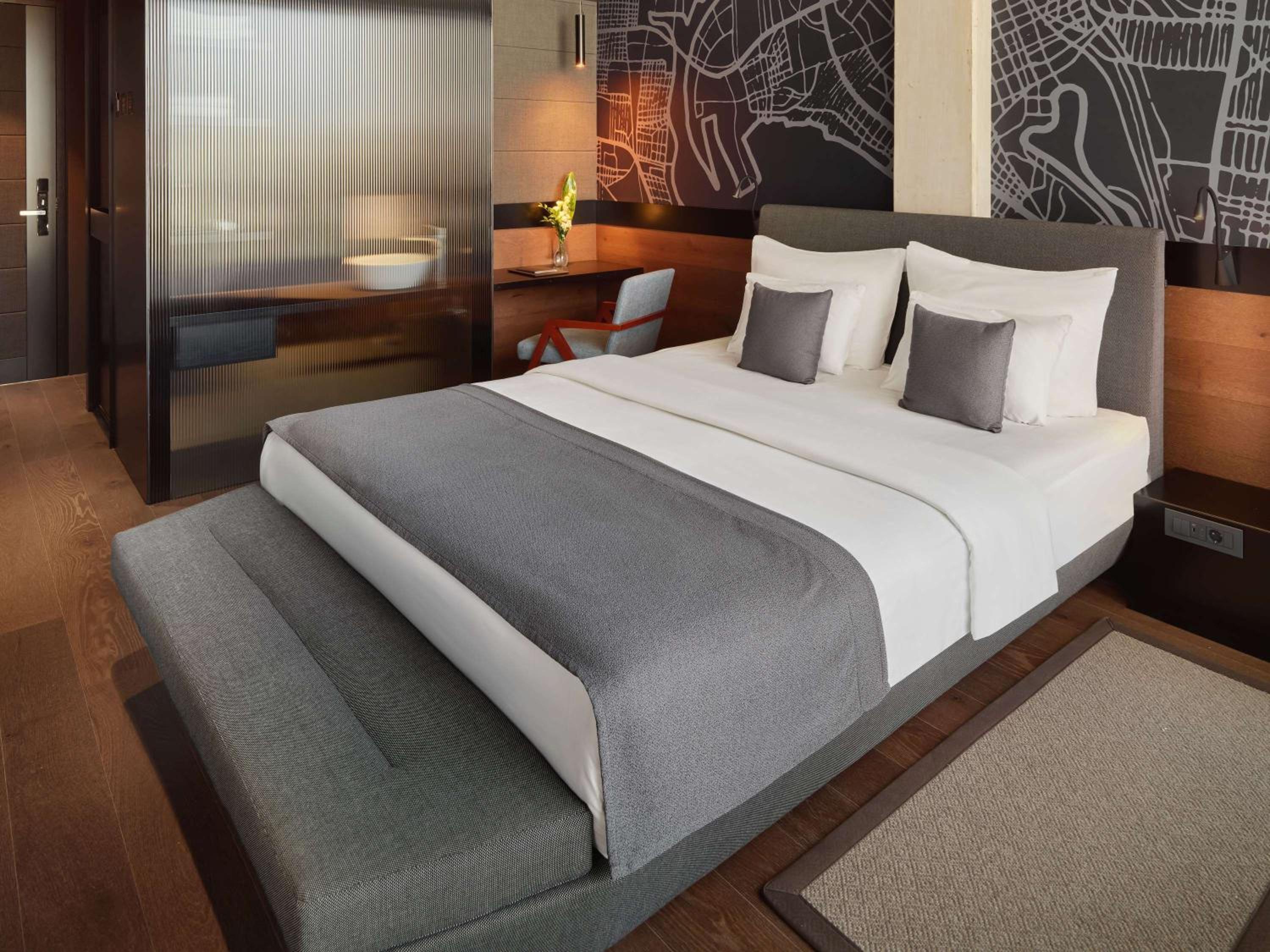 Deluxe Room with King Bed - Photo 1