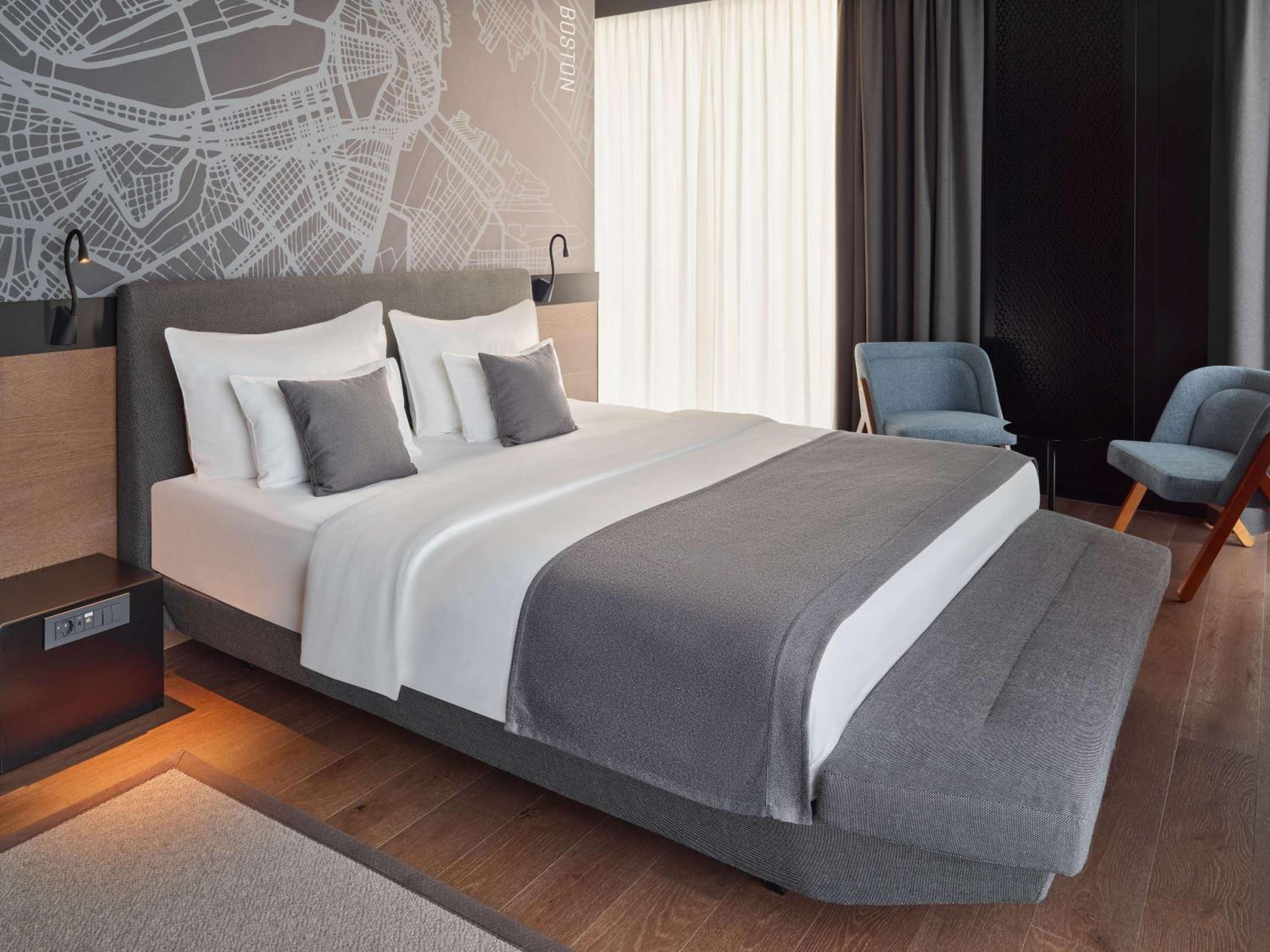 Deluxe Room with King Bed - Photo 6