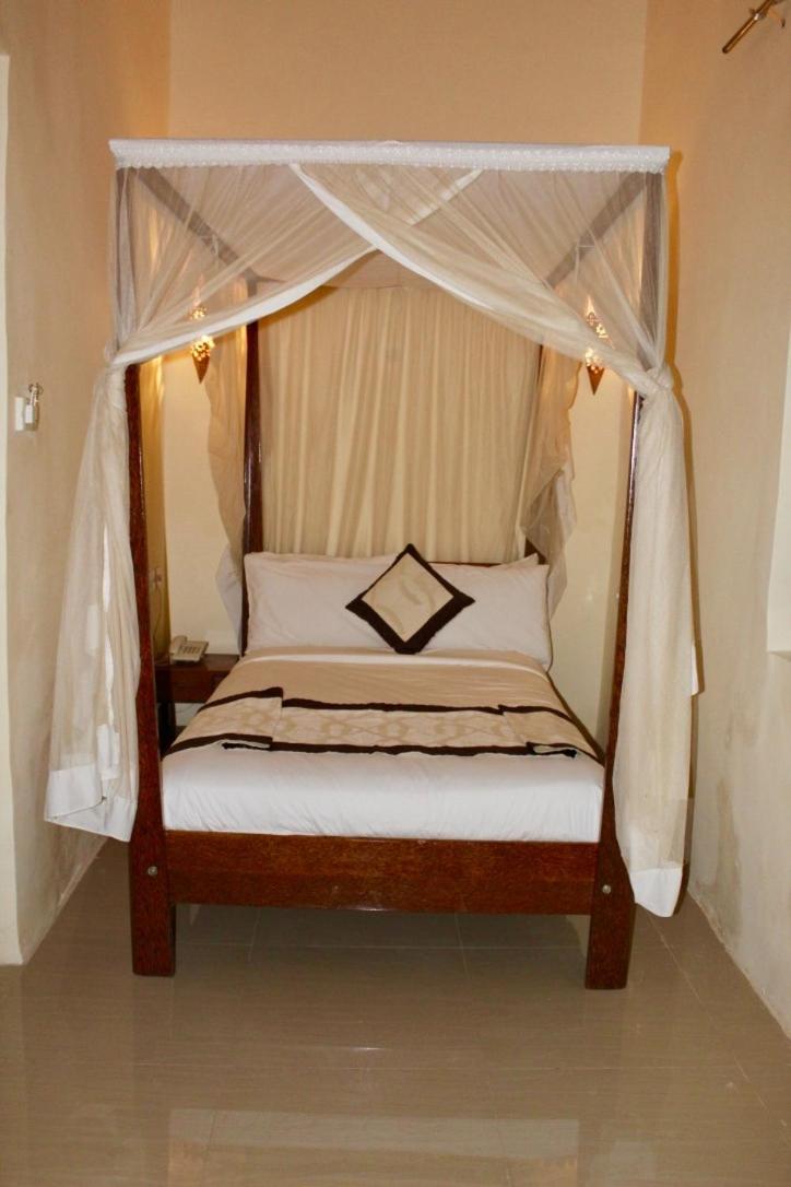 Deluxe Double Room with Bath - Photo 11