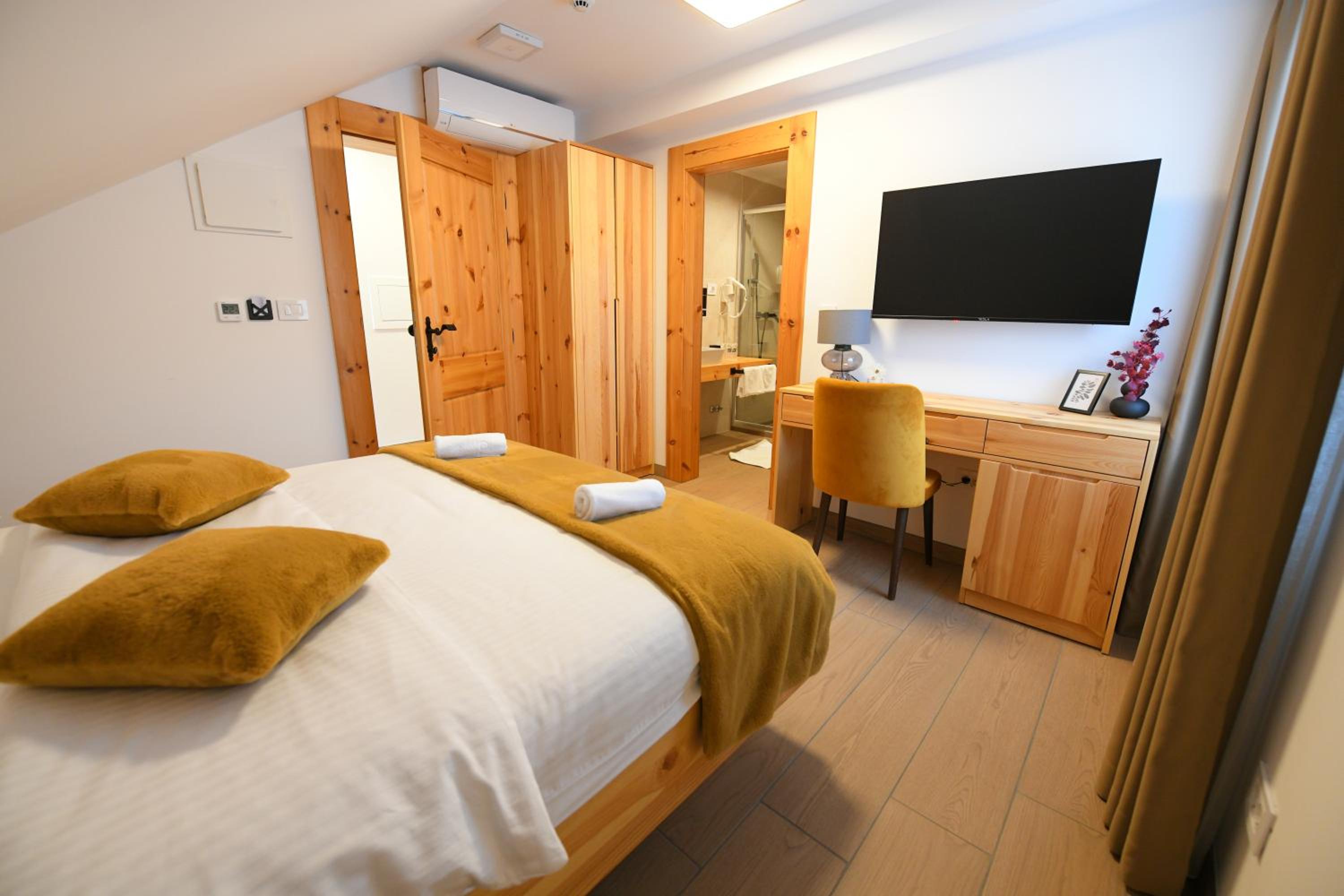 Economy Double Room photo 1
