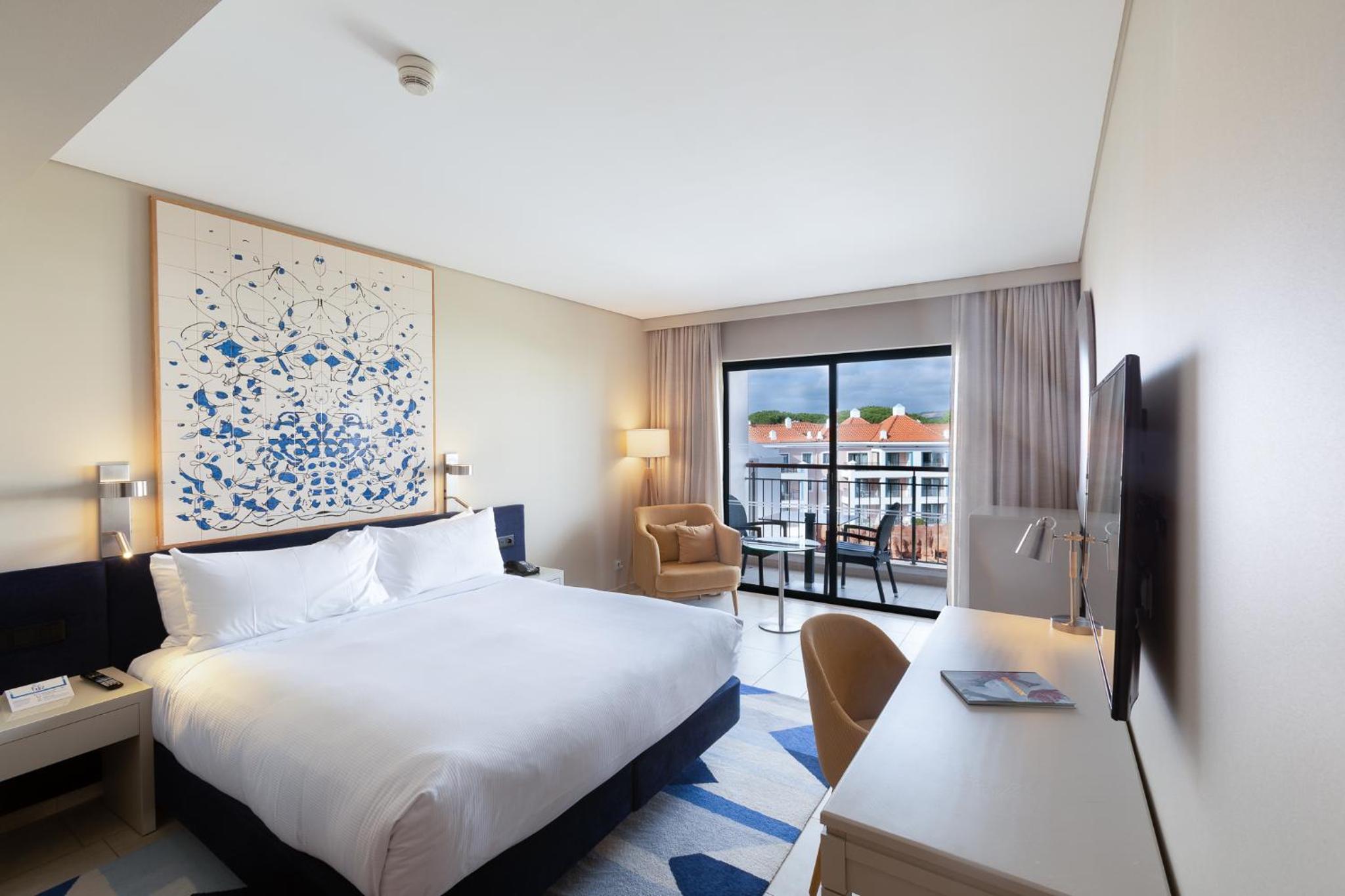 Deluxe King Room with Pool View photo 3