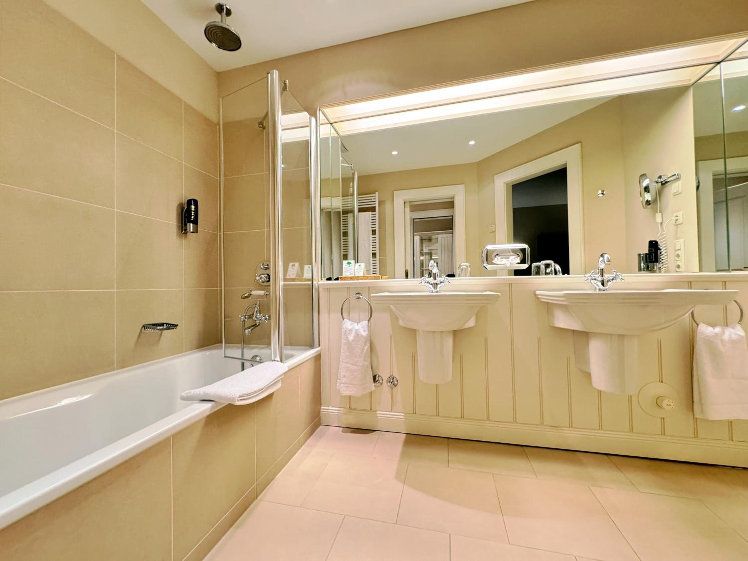 Deluxe Double Room - Photo 14