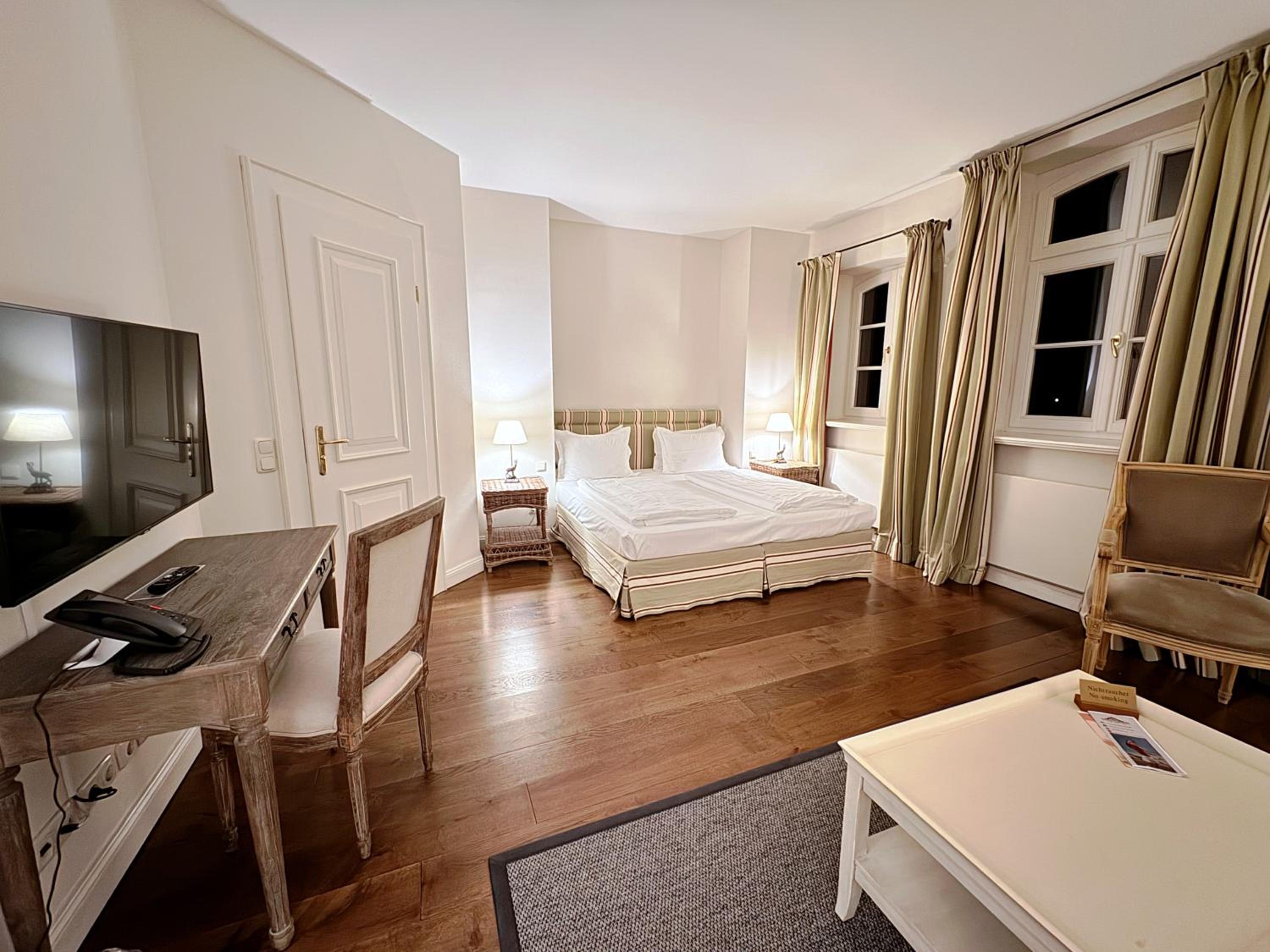 Deluxe Double Room - Photo 11