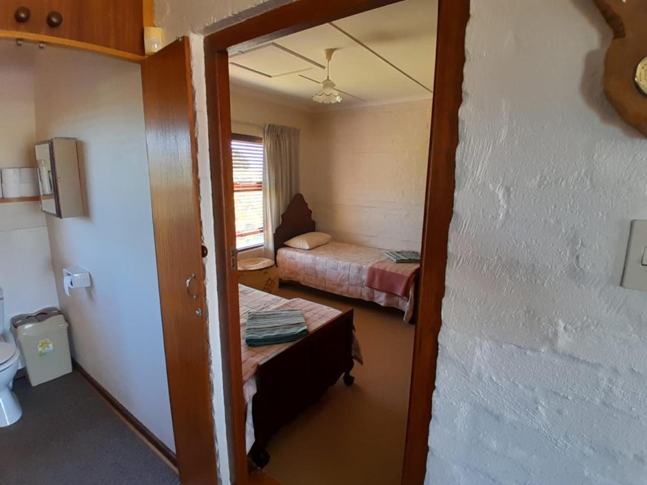 Five-Bedroom House photo 1