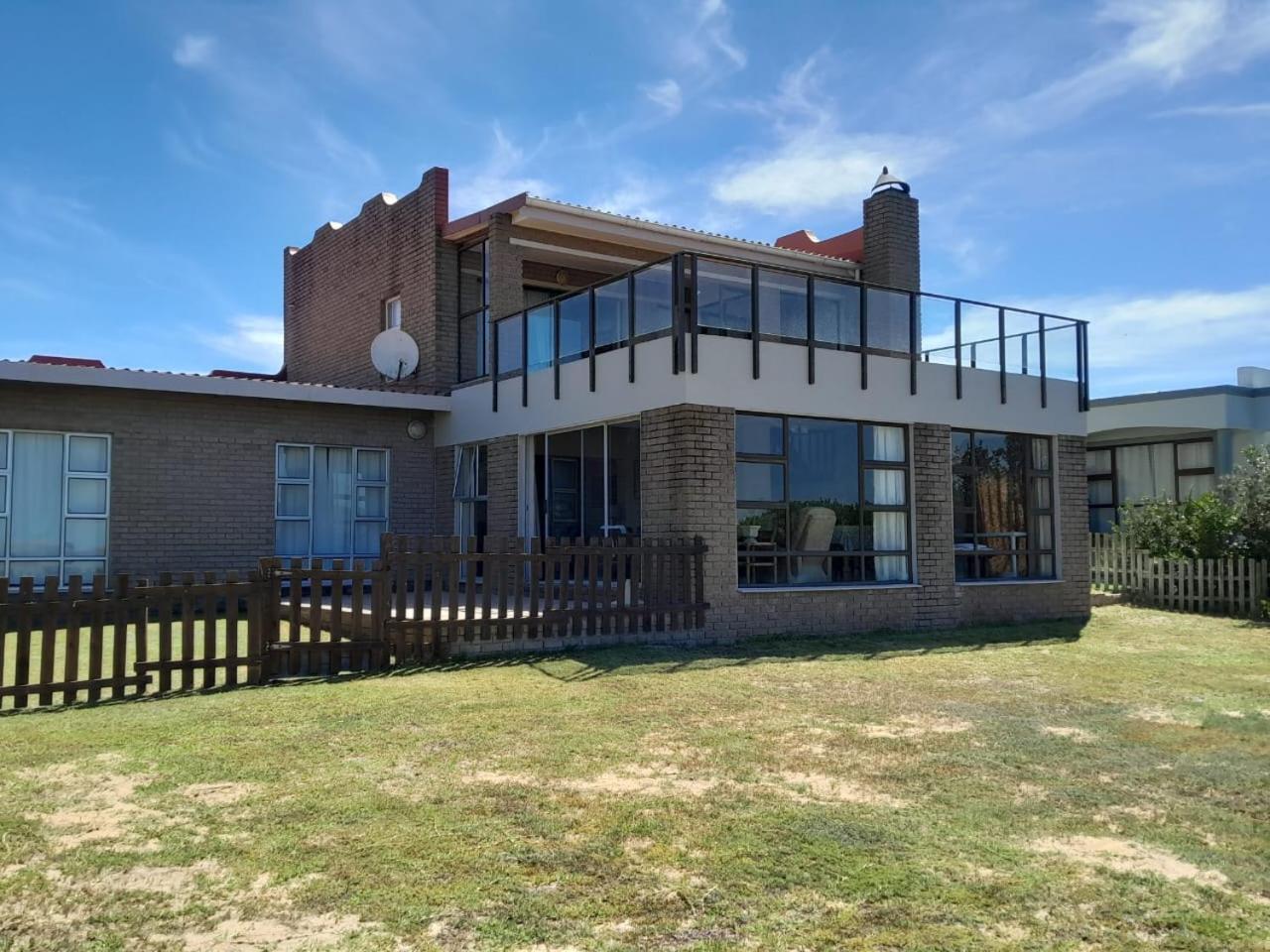 Five-Bedroom House photo 2