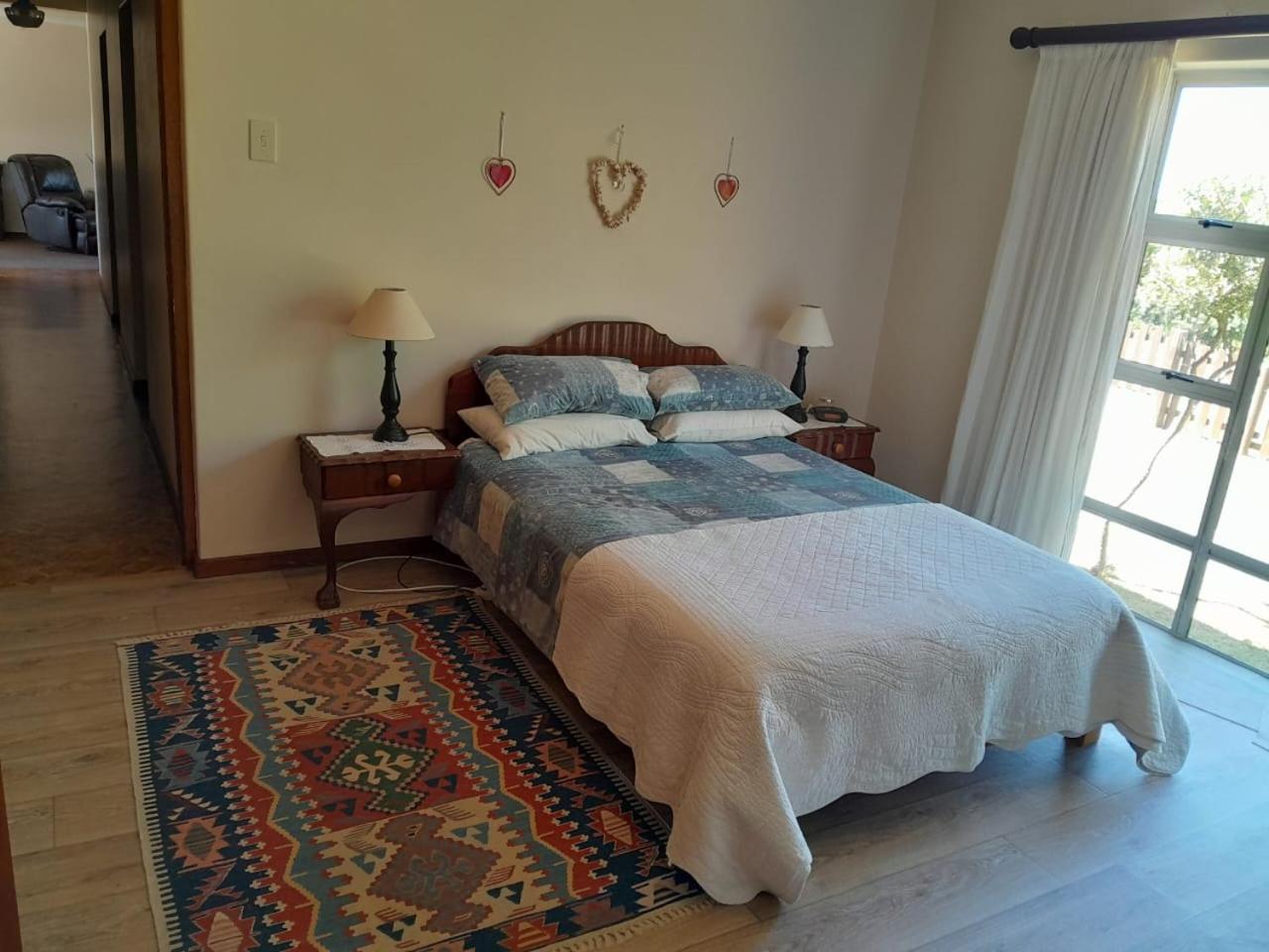 Five-Bedroom House photo 3