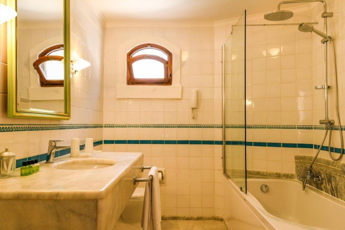 Double or Twin Room with Partial Sea View photo 2