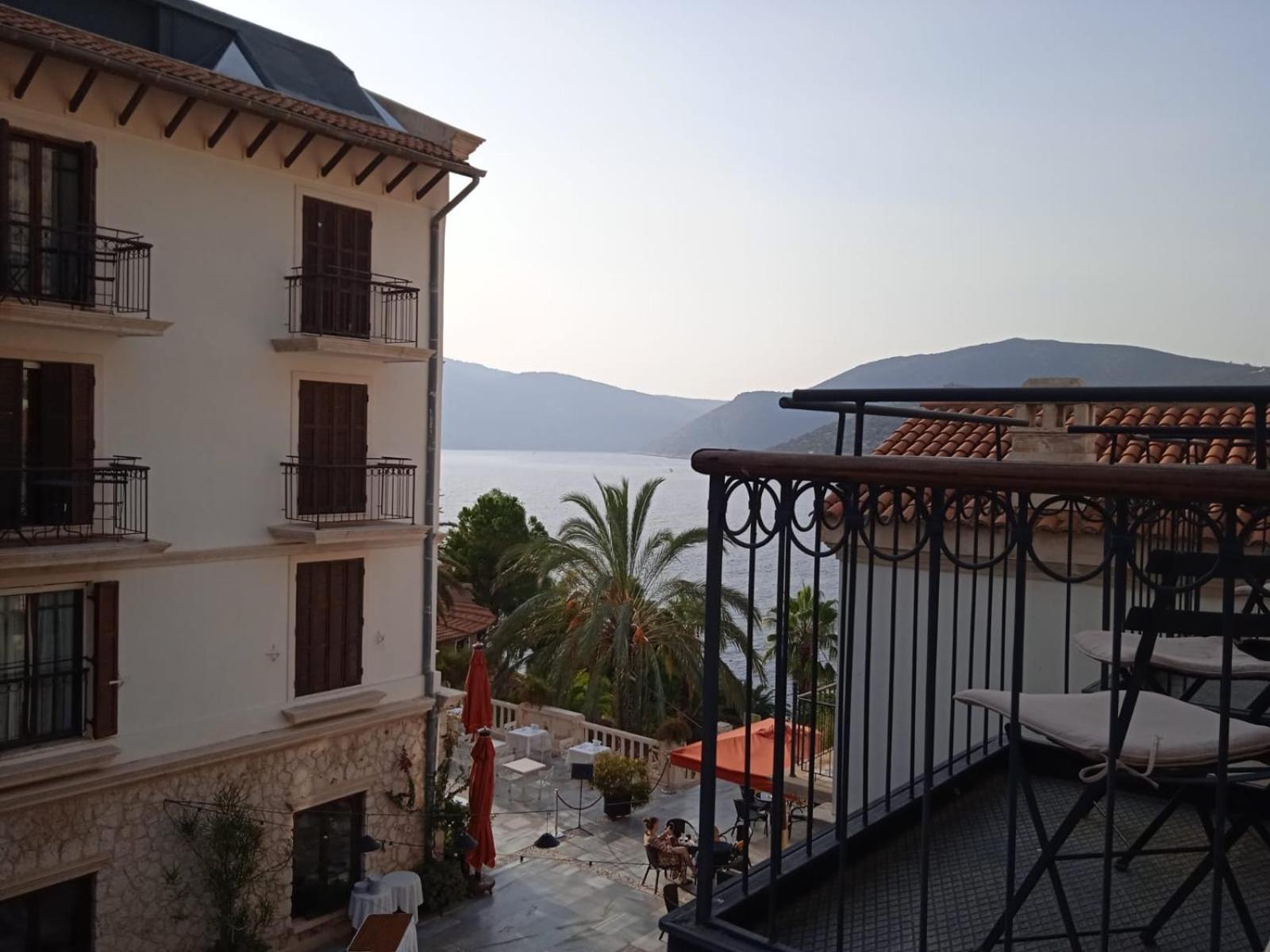 Double or Twin Room with Partial Sea View photo 3