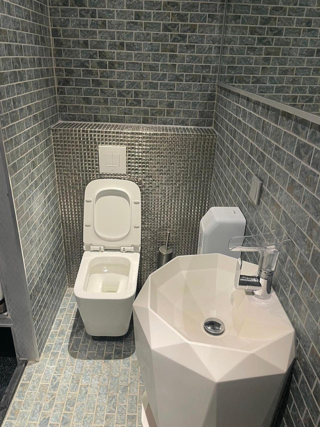 Double Lower Capsule with Shower No Window - Photo 9
