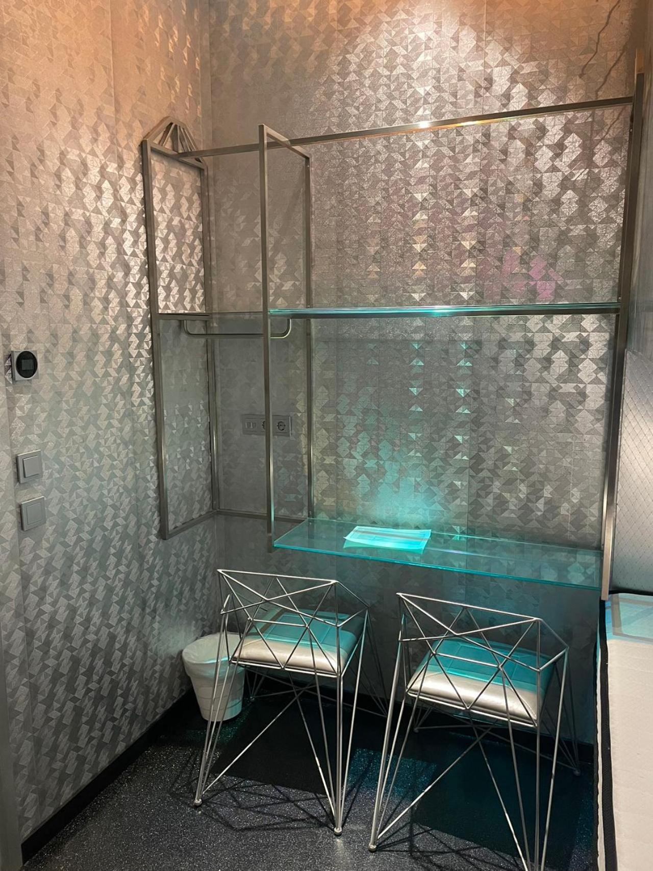 Double Lower Capsule with Shower No Window - Photo 10