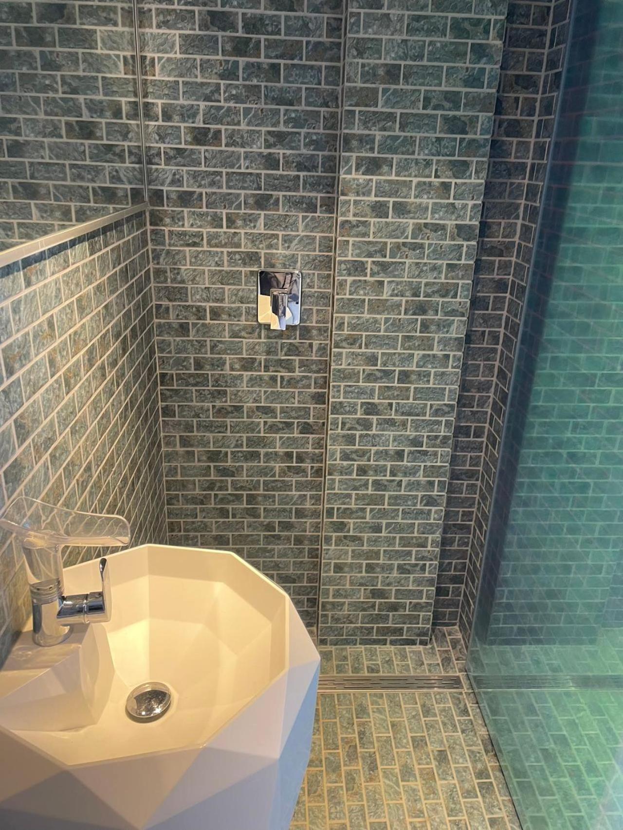 Standard Double Room with Shower And Window - Photo 6
