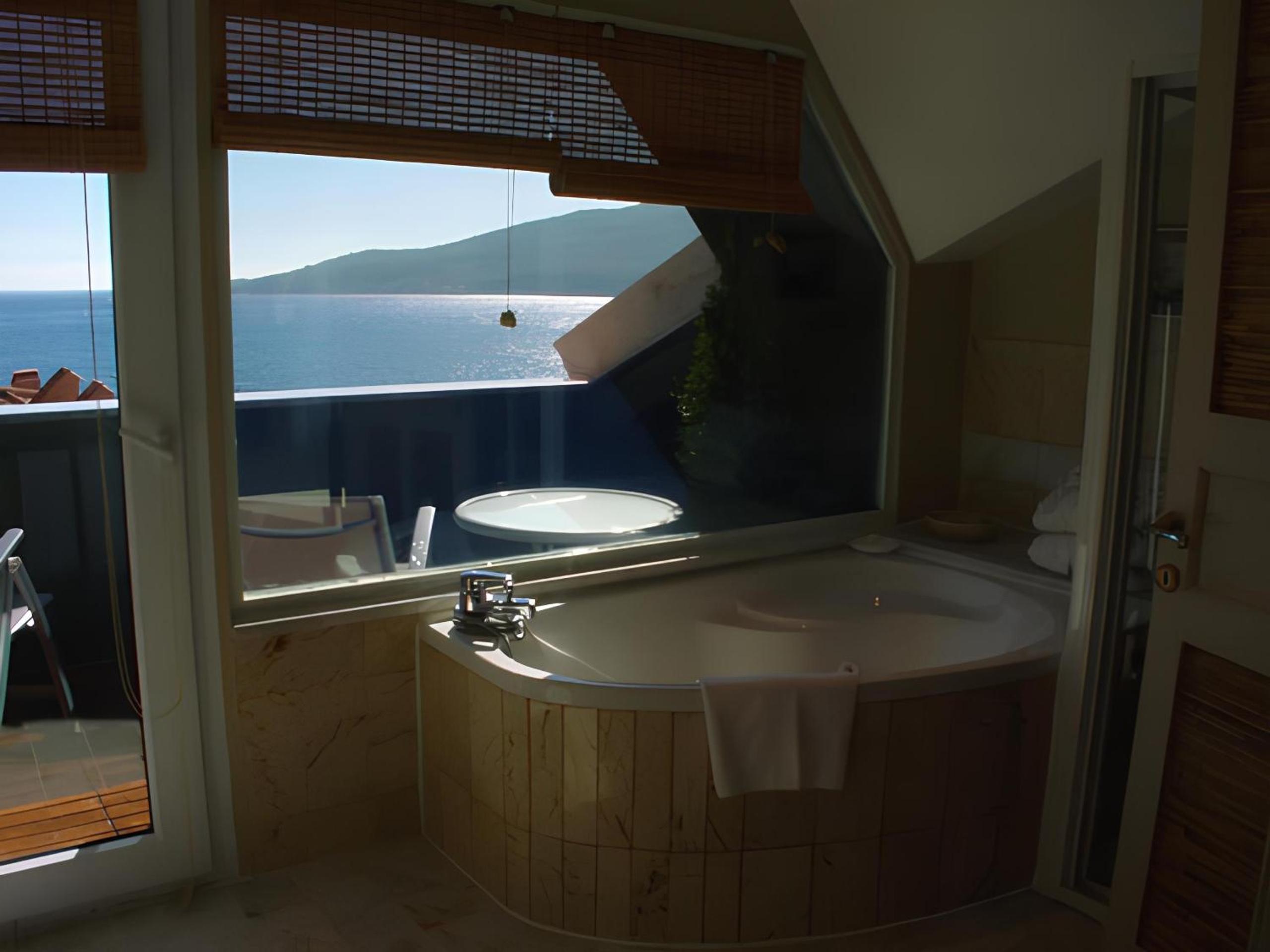 King Suite with Whirlpool photo 3