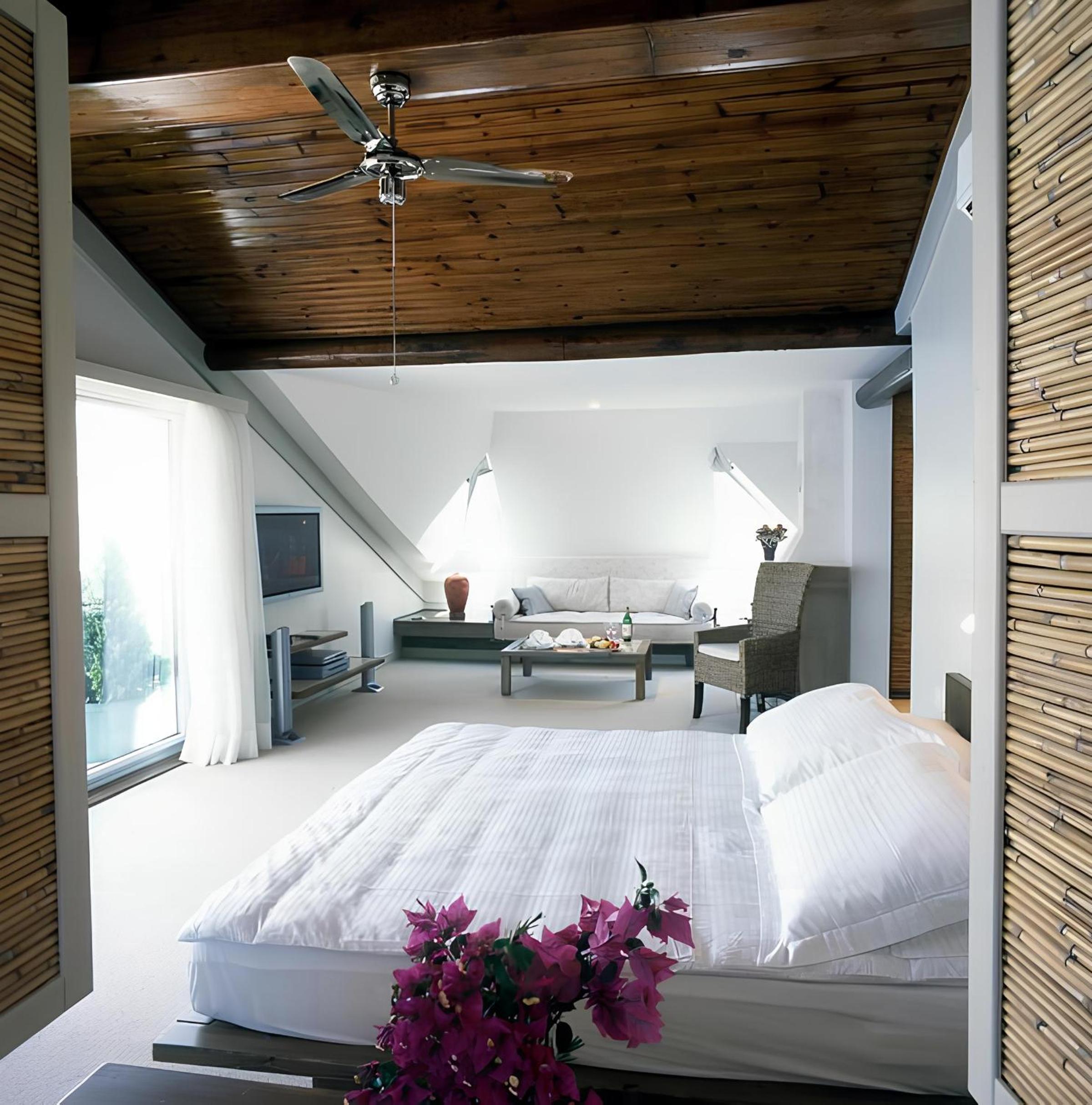 King Suite with Whirlpool photo 1