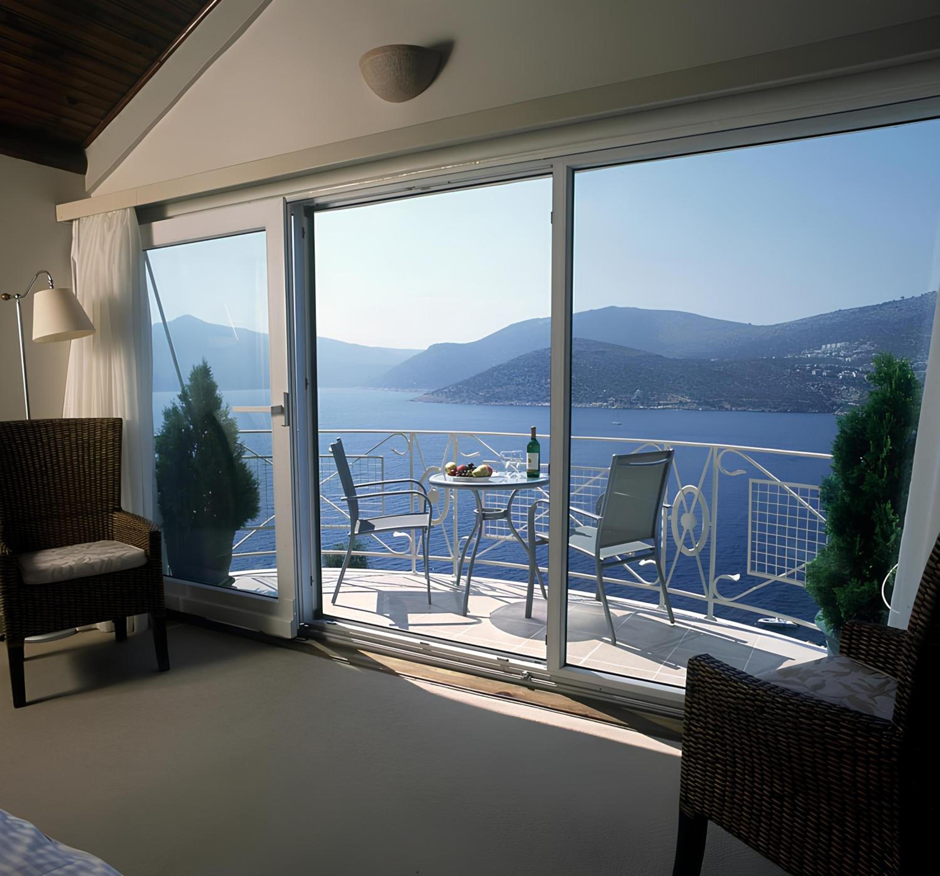King Suite with Whirlpool photo 2