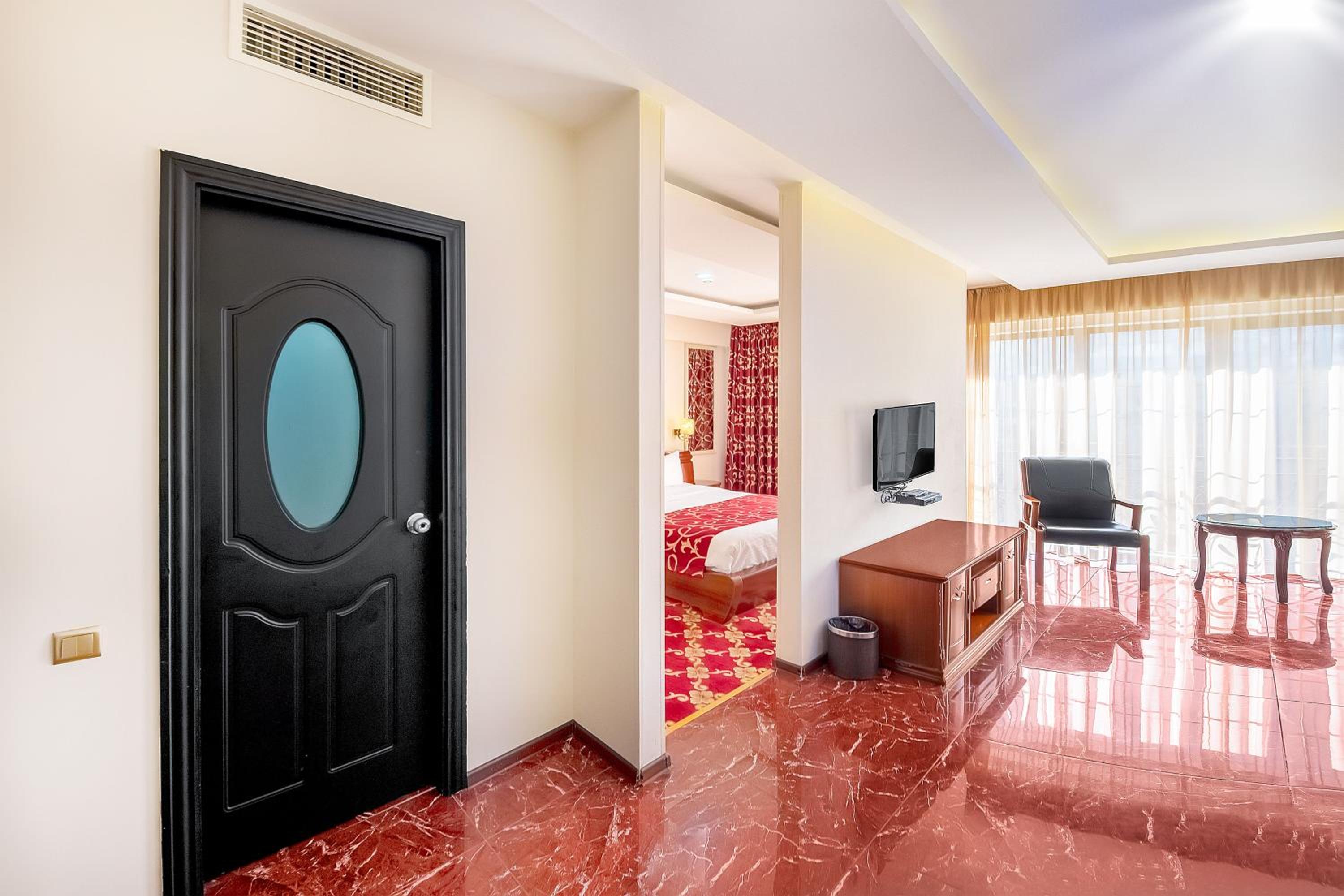 Suite - Photo 1