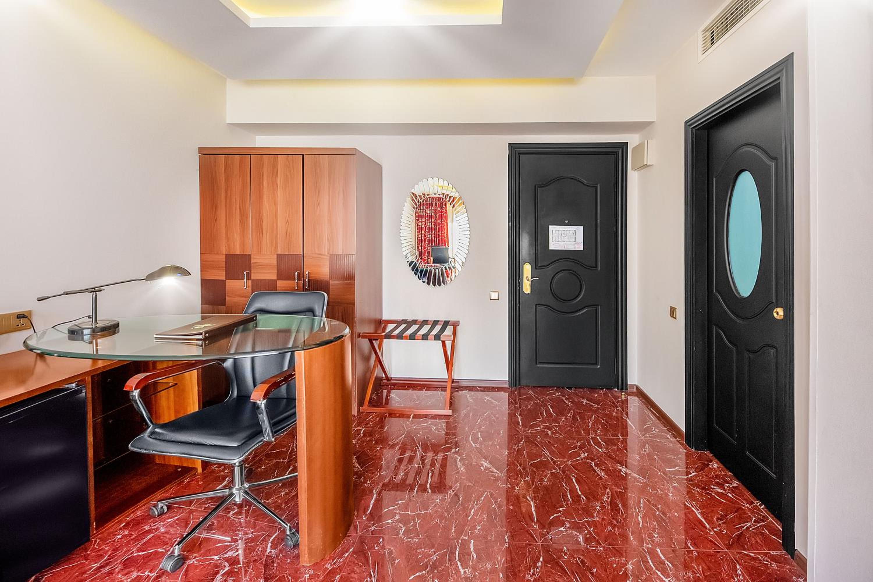 Suite - Photo 2