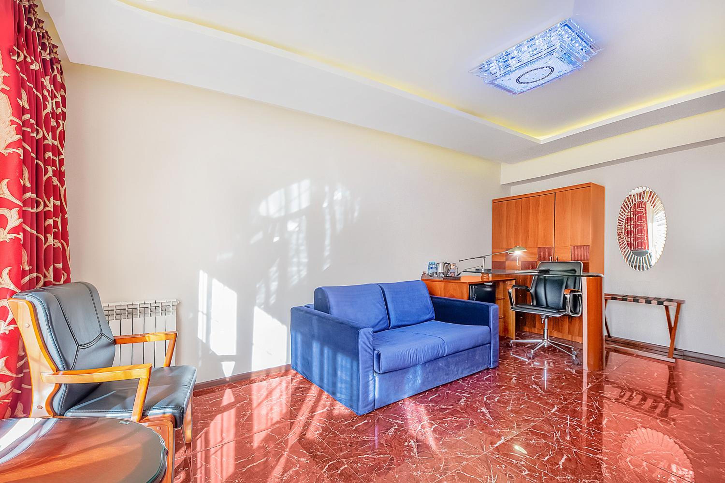 Suite - Photo 3