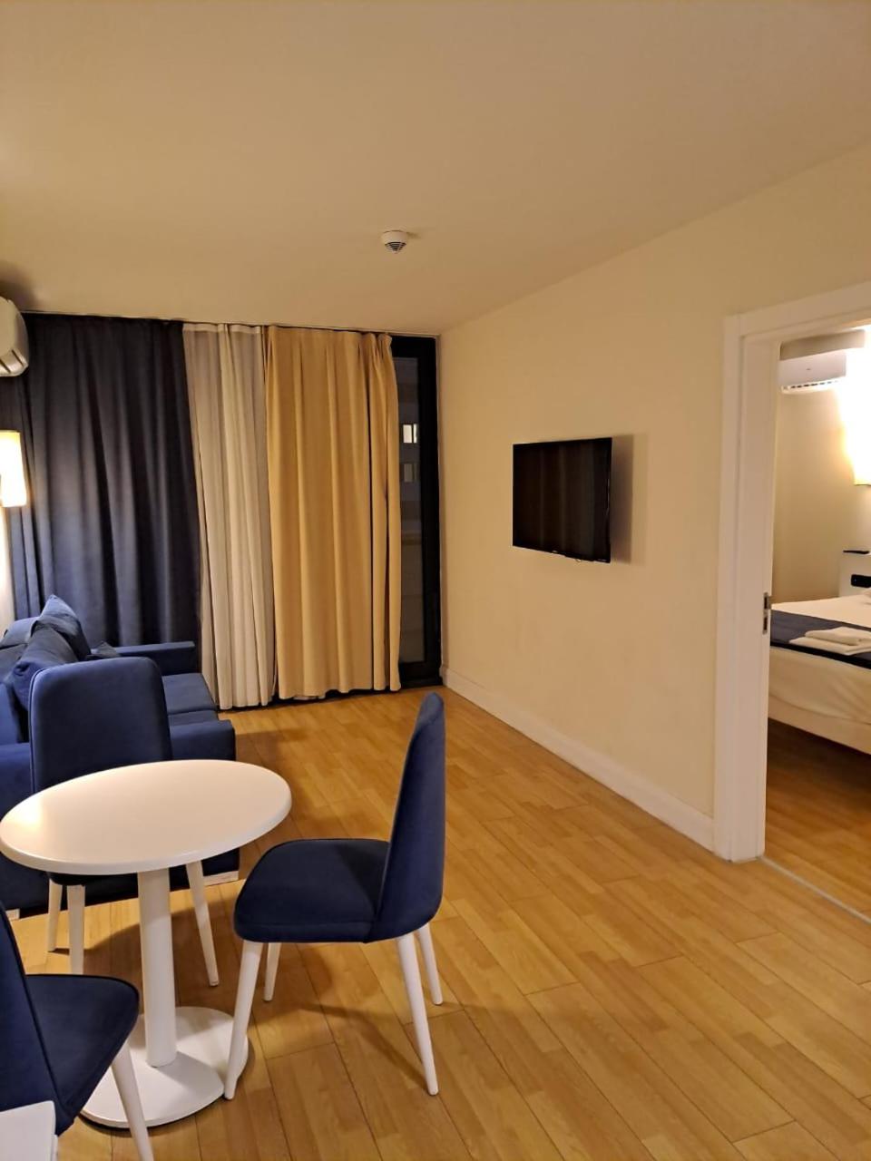 One-Bedroom Apartment photo 2