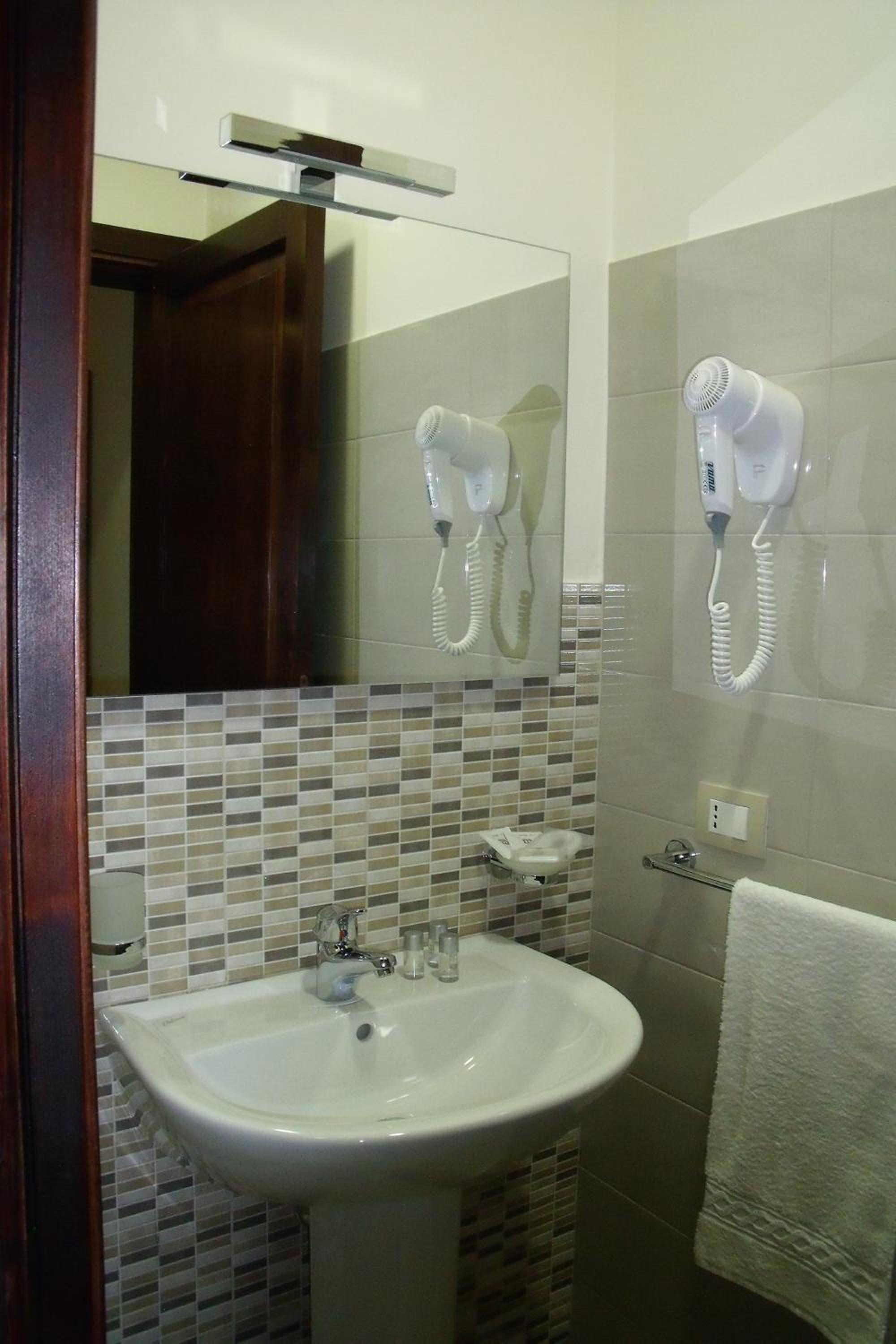 Triple Room with Balcony - Photo 4