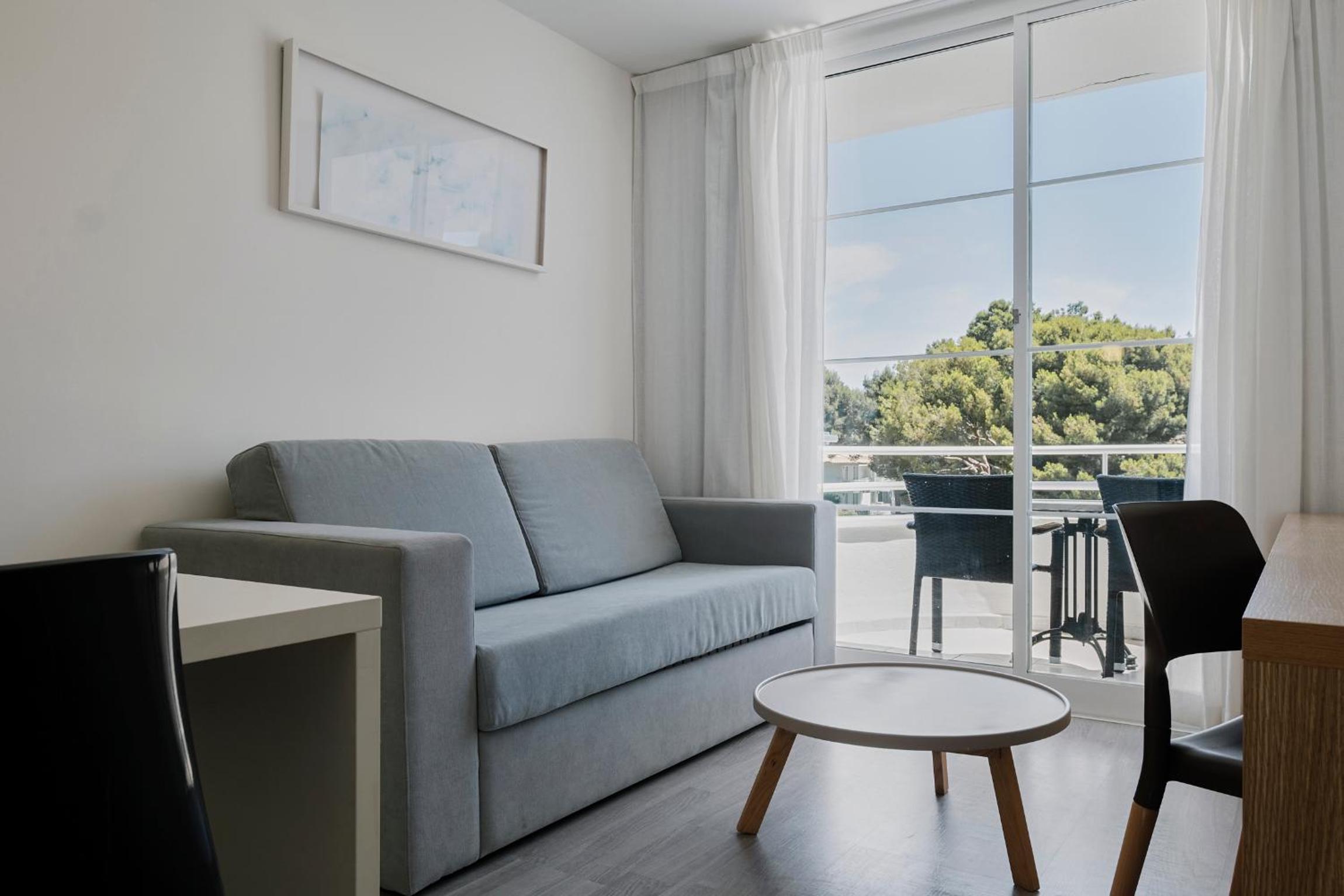 One-Bedroom Apartment photo 2
