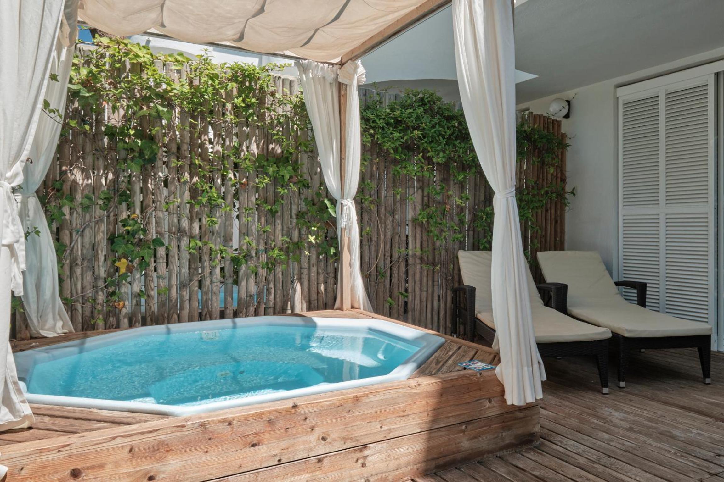 One-Bedroom Apartment with Hot Tub photo 2