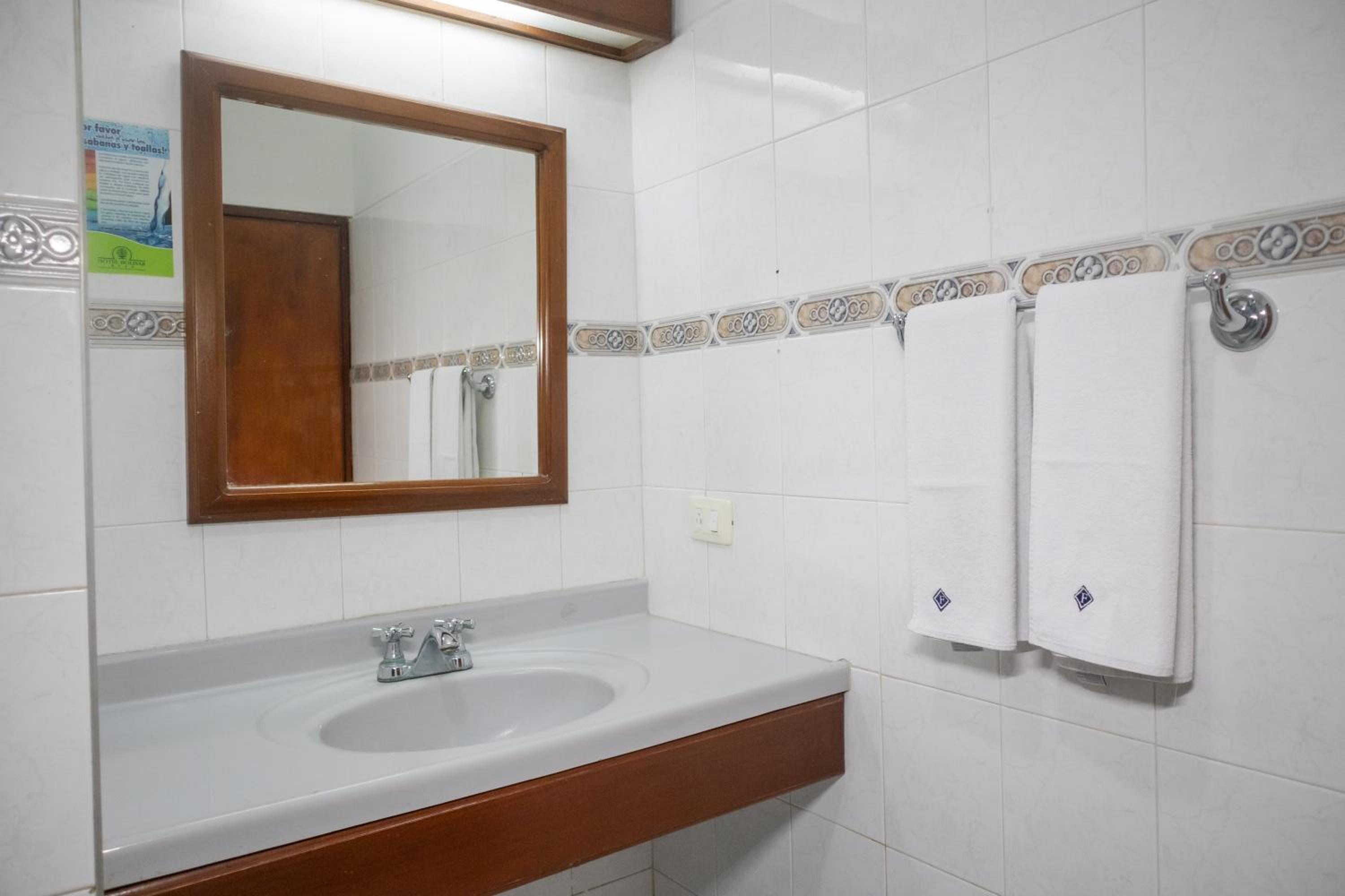 3 Single Beds - Non Smoking - Photo 3