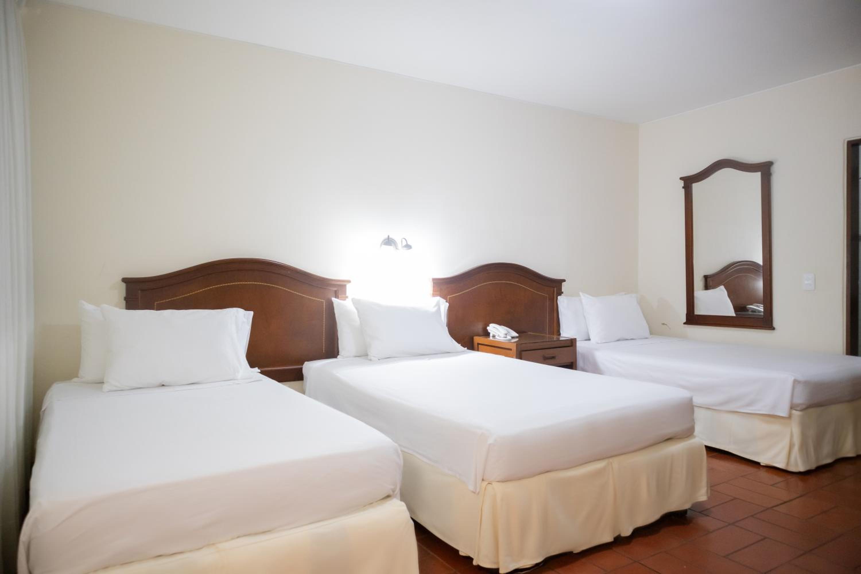 3 Single Beds - Non Smoking - Photo 1