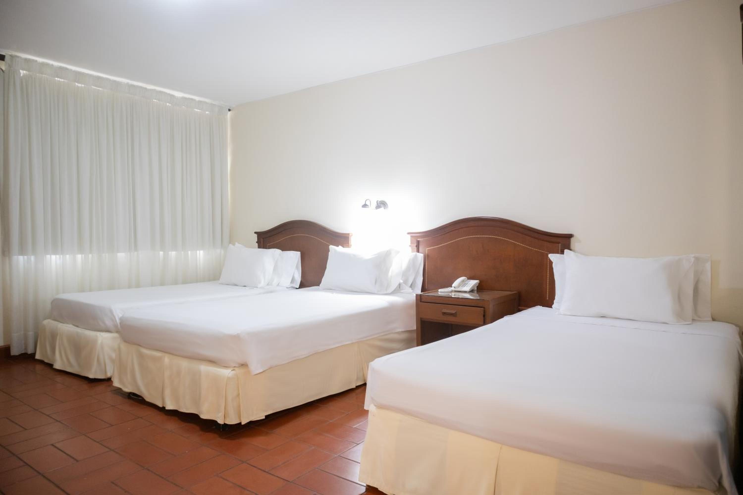 3 Single Beds - Non Smoking - Photo 4