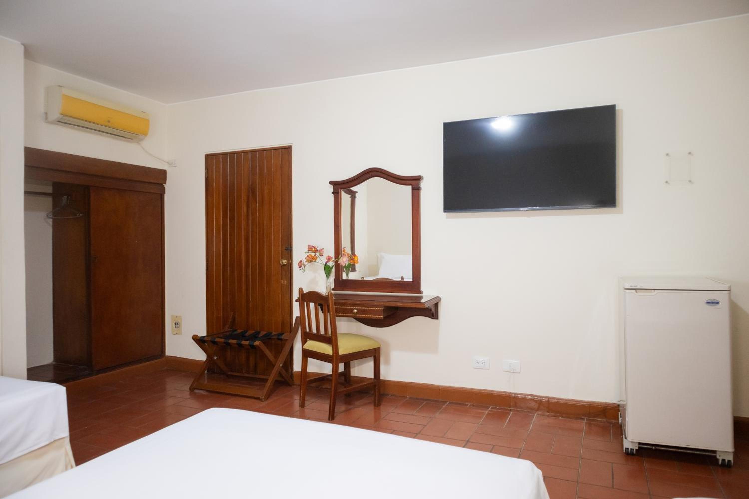 3 Single Beds - Non Smoking - Photo 2