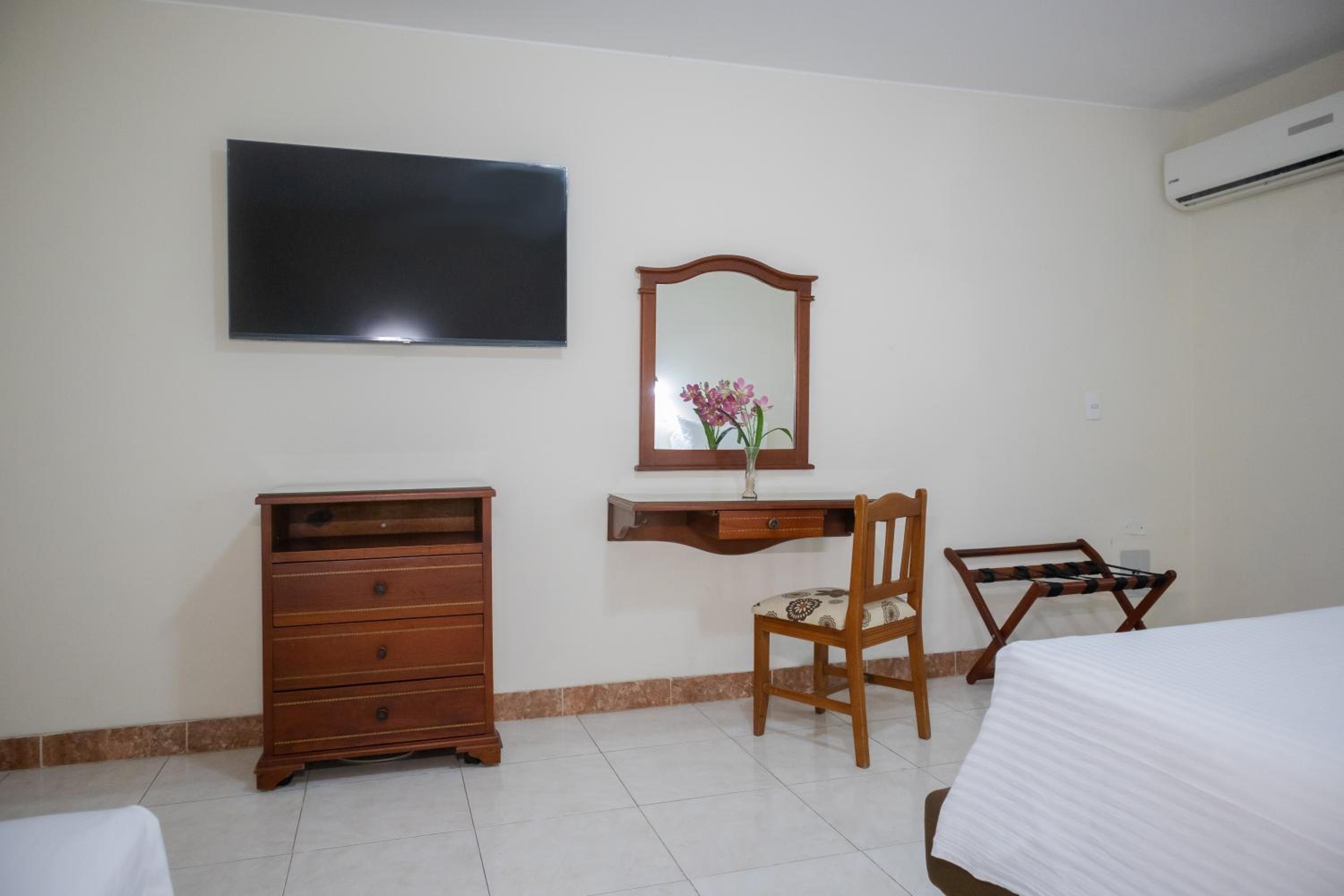 4 Single Beds - Non Smoking - Photo 2