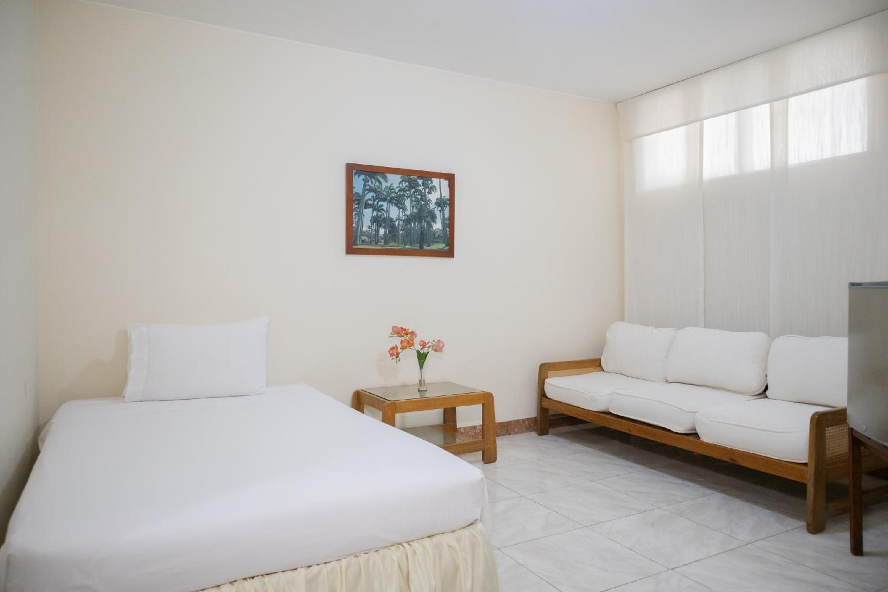 4 Single Beds - Non Smoking - Photo 1