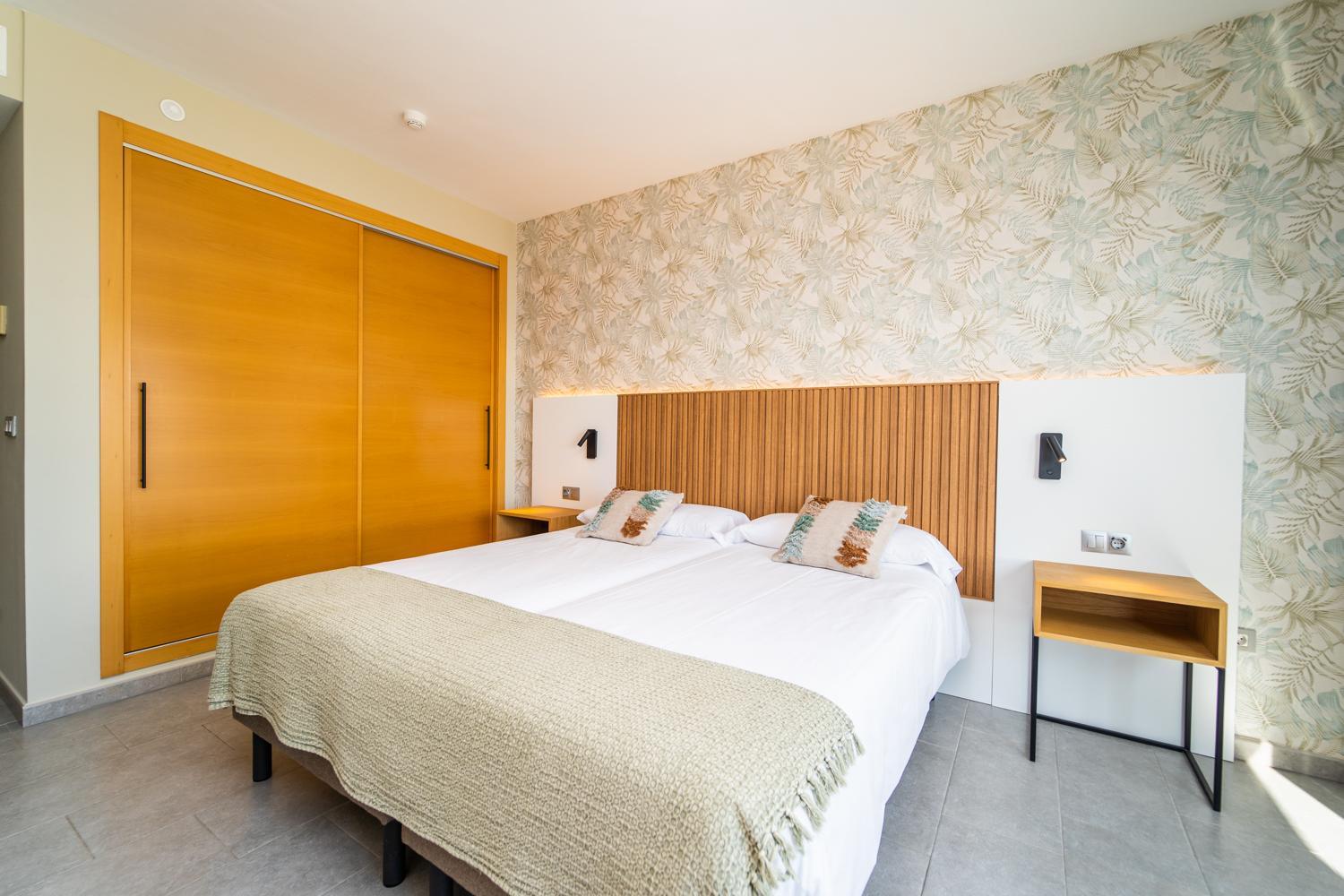 Deluxe Twin Room with Sea View photo 3