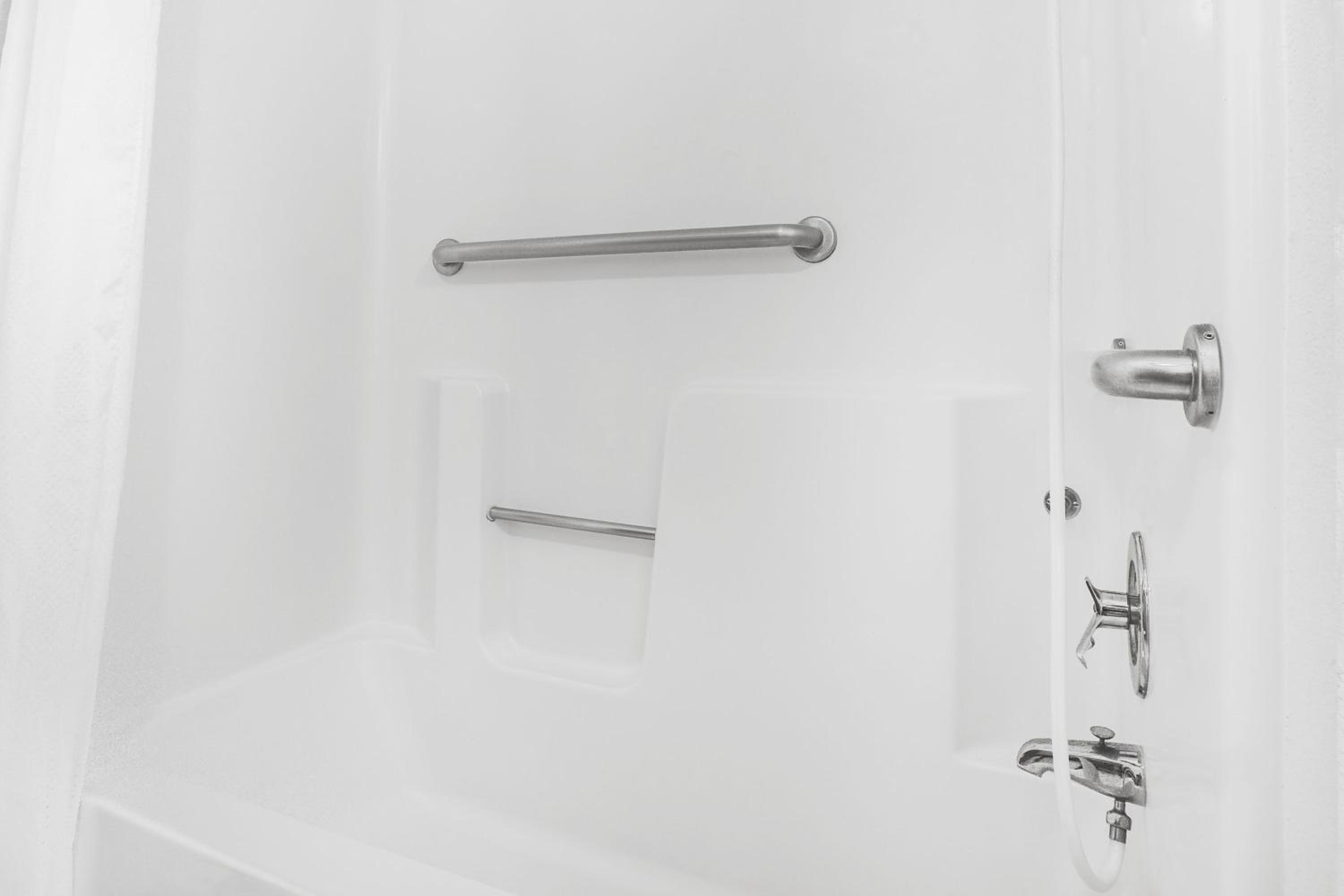Queen Room - Disability Access - Photo 3